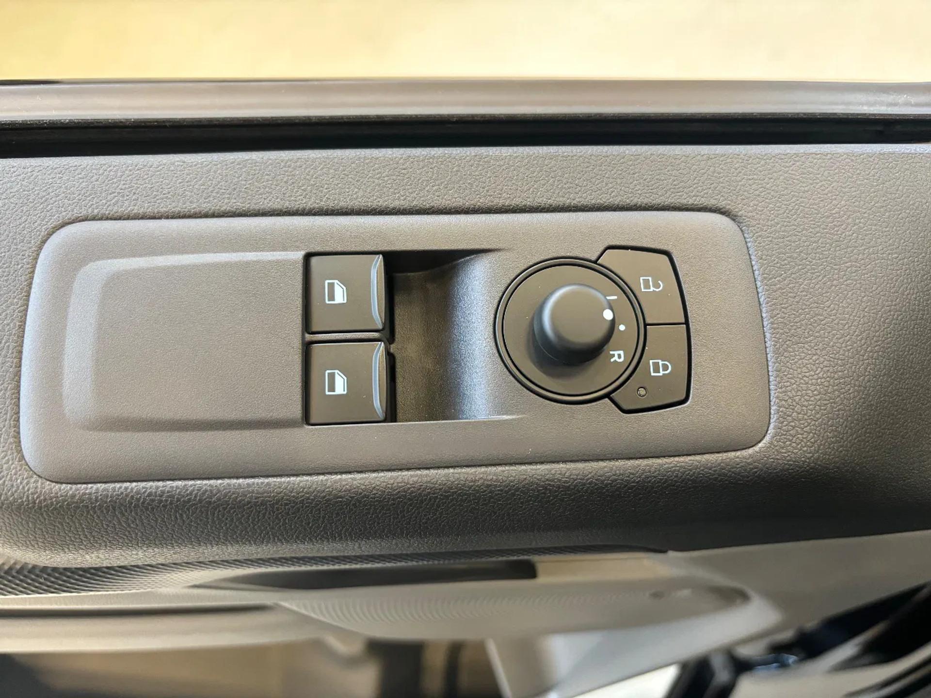 Foto 12 van Ford 300 2.0TDCI L2H1 136PK Airco Cruisecontrol trekhaak Apple Carplay NIEUW