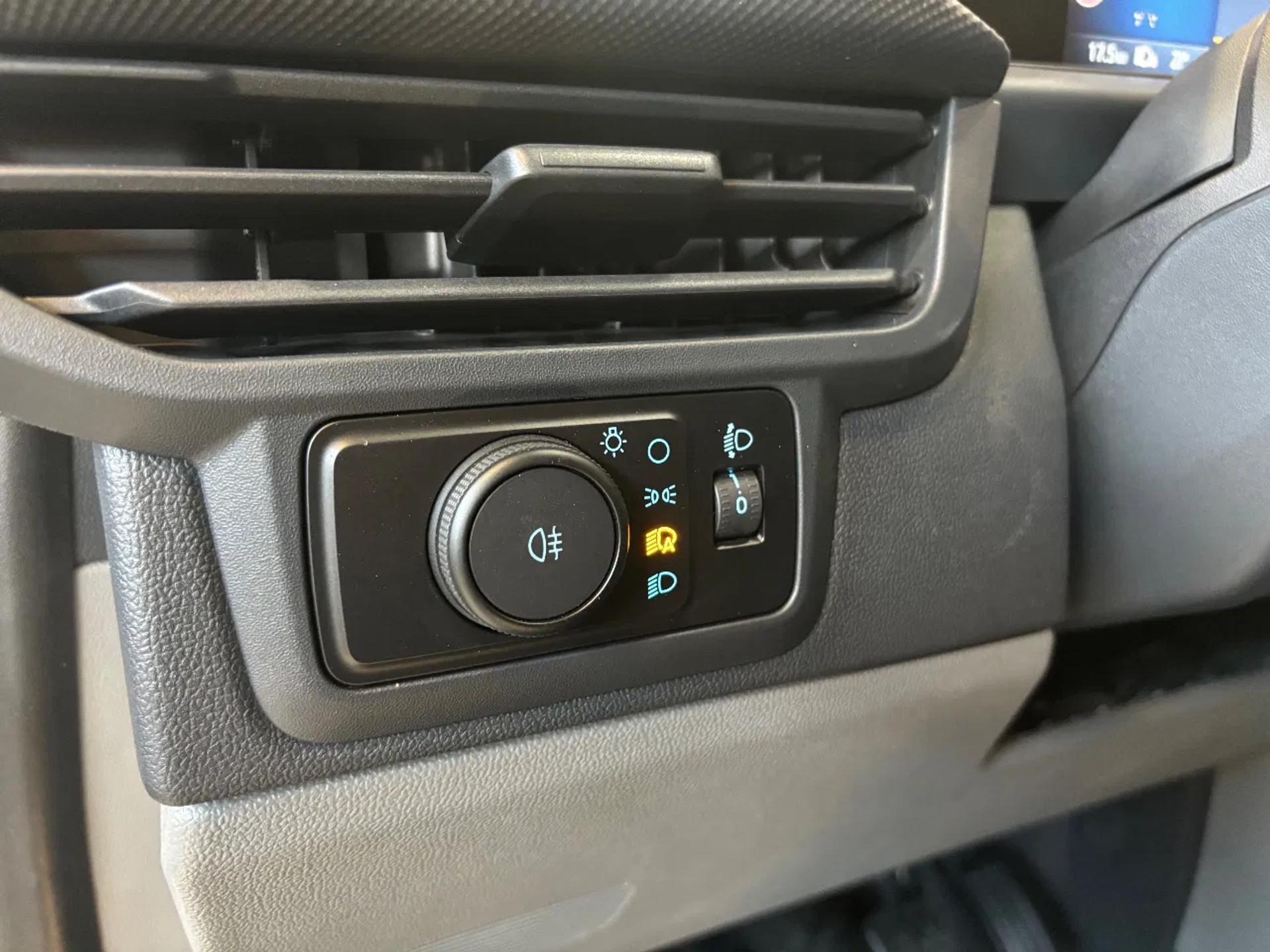Foto 13 van Ford 300 2.0TDCI L2H1 136PK Airco Cruisecontrol trekhaak Apple Carplay NIEUW