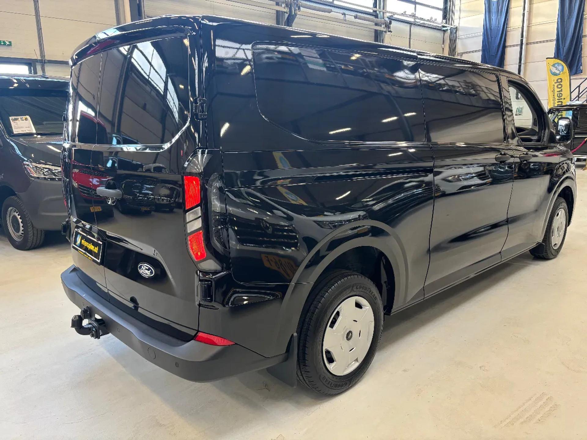 Foto 6 van Ford 300 2.0TDCI L2H1 136PK Airco Cruisecontrol trekhaak Apple Carplay NIEUW