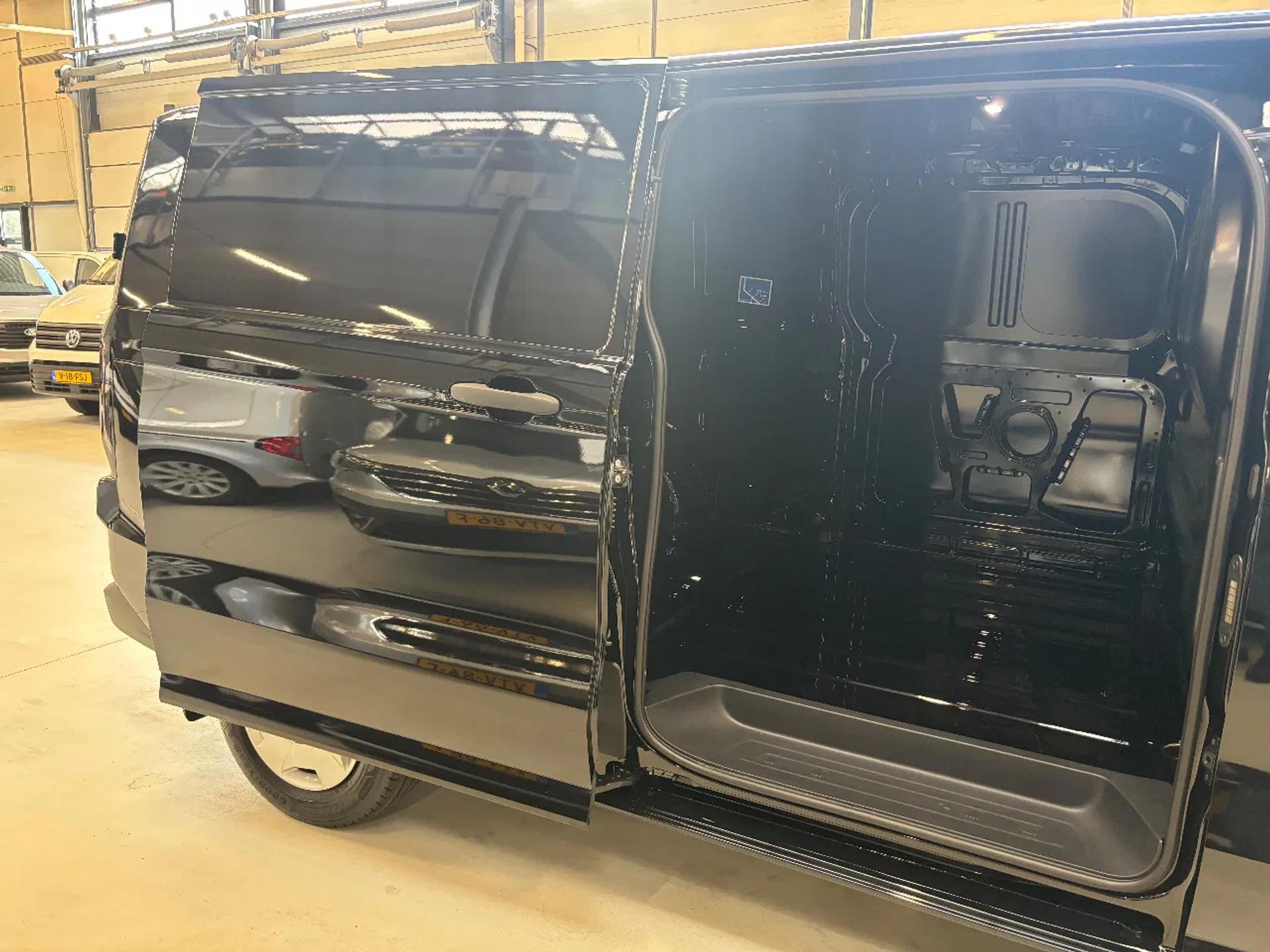 Foto 7 van Ford 300 2.0TDCI L2H1 136PK Airco Cruisecontrol trekhaak Apple Carplay NIEUW