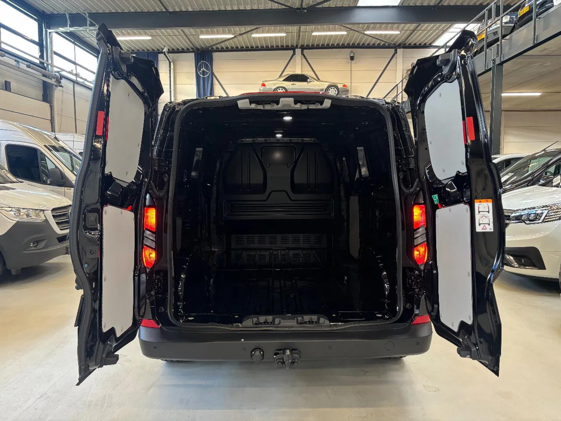 Foto 8 van Ford 300 2.0TDCI L2H1 136PK Airco Cruisecontrol trekhaak Apple Carplay NIEUW