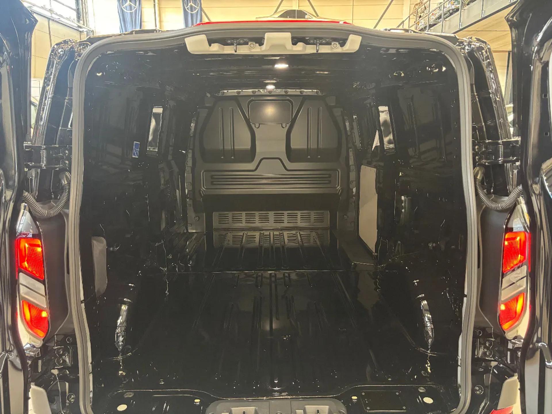 Foto 9 van Ford 300 2.0TDCI L2H1 136PK Airco Cruisecontrol trekhaak Apple Carplay NIEUW