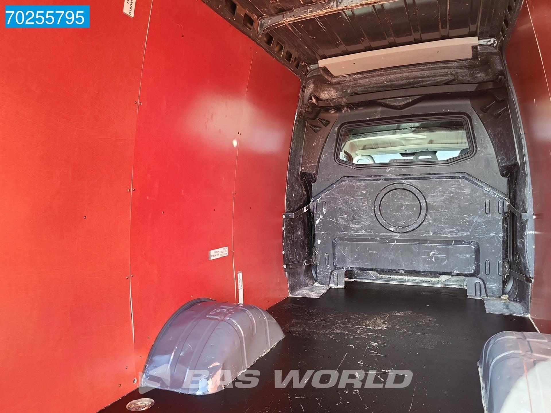 Foto 5 van Iveco 35C18 3.0L Automaat Dubbel cabine Dubbel lucht Airco Cruise 180 PK Euro 6 12m3 Airco Dubbel cabine Cruise control