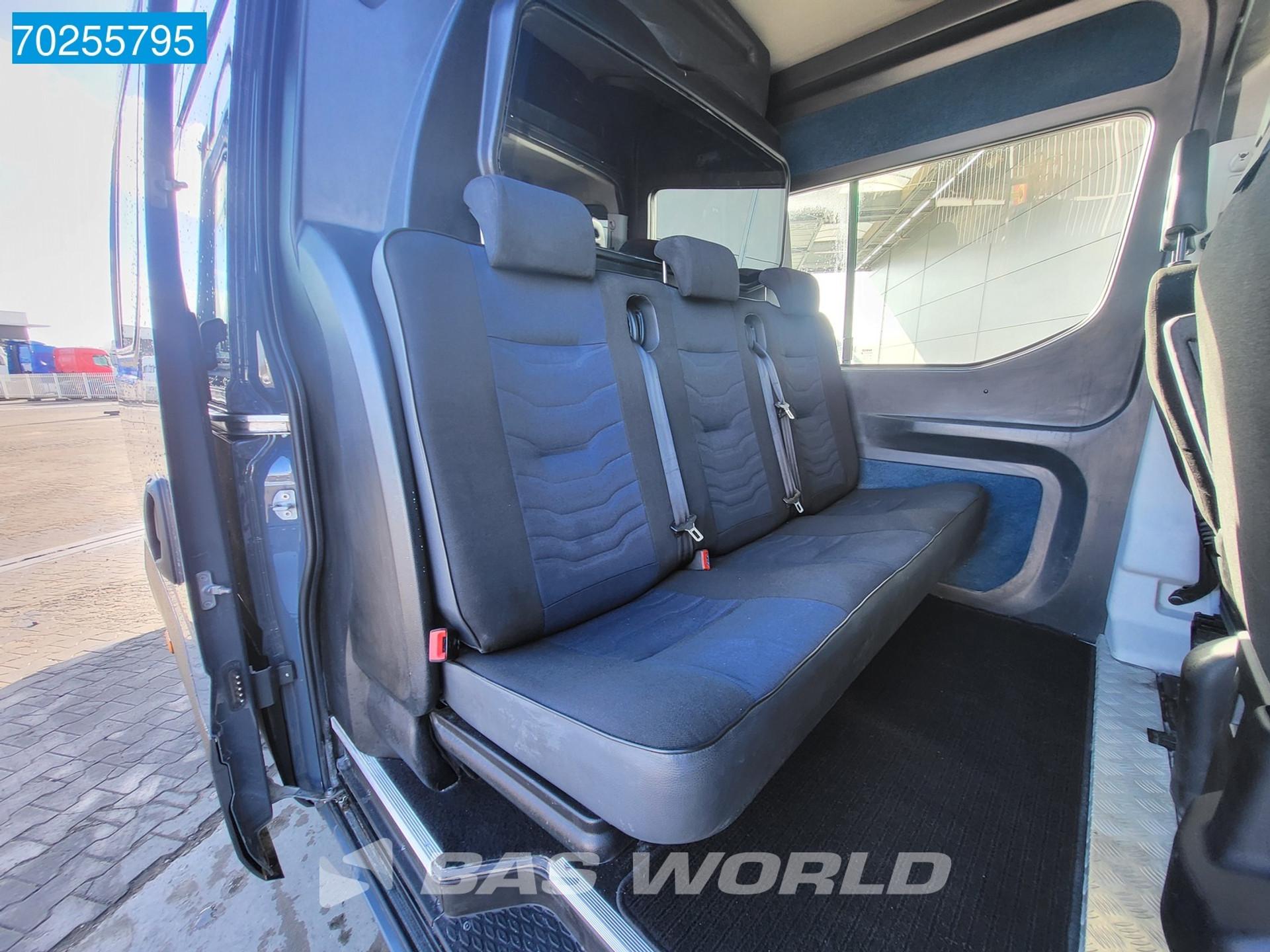 Foto 7 van Iveco 35C18 3.0L Automaat Dubbel cabine Dubbel lucht Airco Cruise 180 PK Euro 6 12m3 Airco Dubbel cabine Cruise control