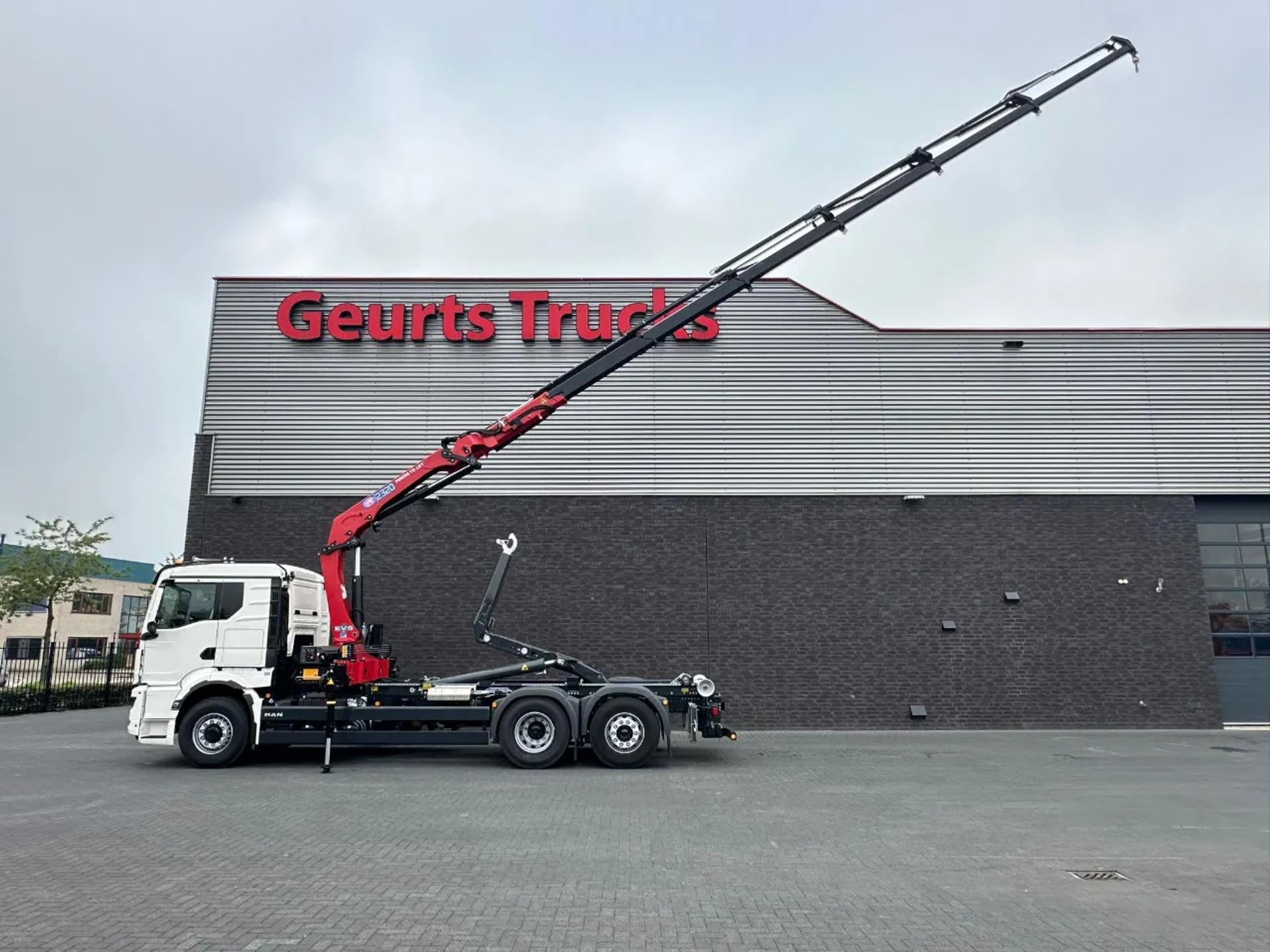 Foto 2 van MAN TGS 26.520 6X4H-4 BL NEW MODEL + MEILLER HAAKARMSYSTEEM + HMF 2320 K6-RCS KRAAN/KRAN/CRANE/GRUA