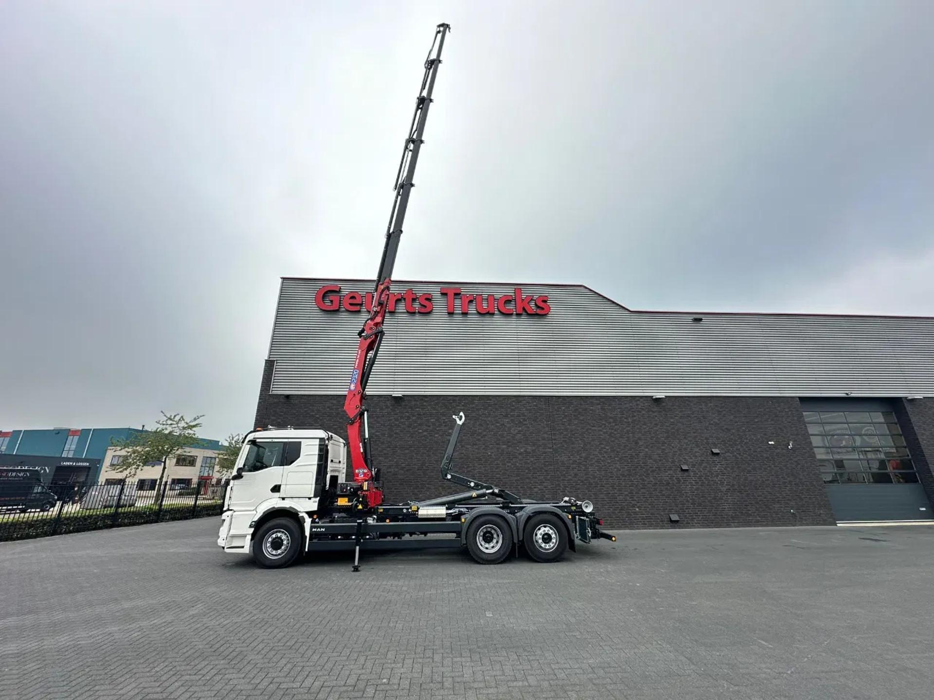 Foto 3 van MAN TGS 26.520 6X4H-4 BL NEW MODEL + MEILLER HAAKARMSYSTEEM + HMF 2320 K6-RCS KRAAN/KRAN/CRANE/GRUA