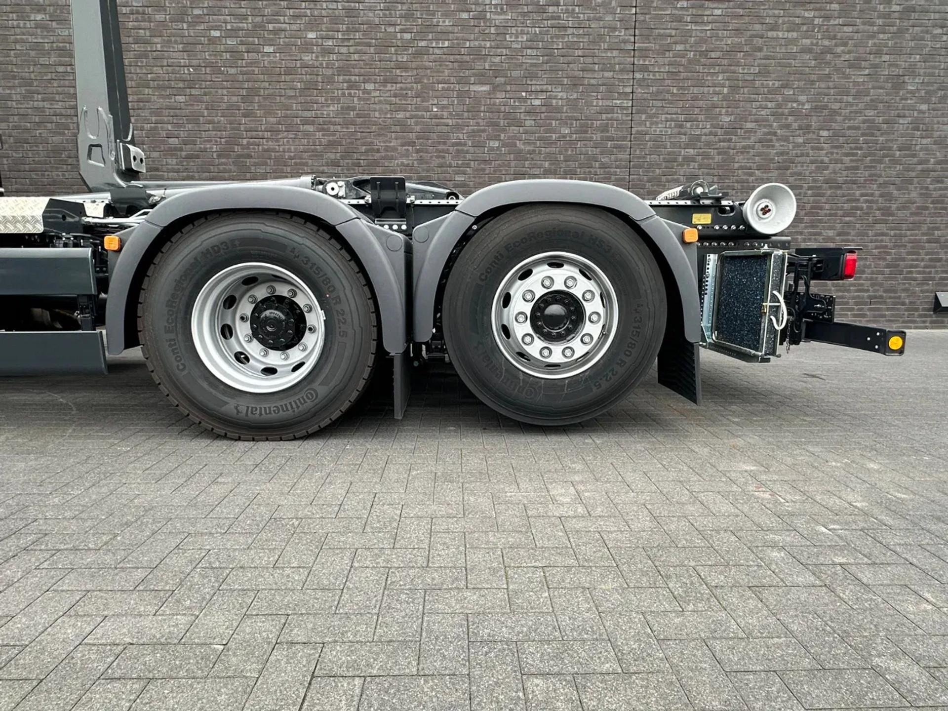 Foto 41 van MAN TGS 26.520 6X4H-4 BL NEW MODEL + MEILLER HAAKARMSYSTEEM + HMF 2320 K6-RCS KRAAN/KRAN/CRANE/GRUA