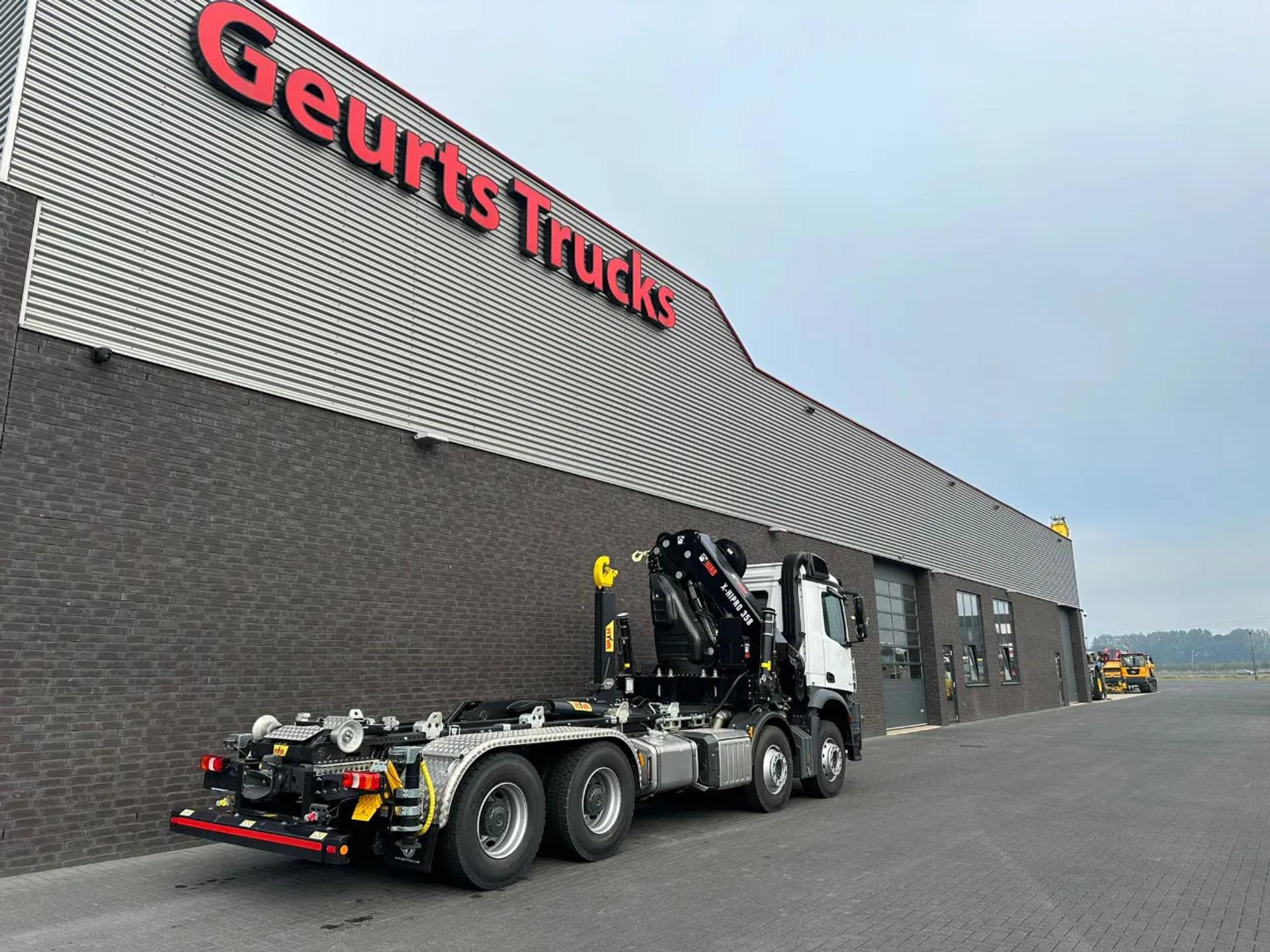 Foto 11 van Mercedes-Benz Arocs 3251 8X4 MET HYVA 26-53-S HAAKARMSYSTEEM + HIAB X-HIPRO 358 E-8 KRAAN/CRANE/KRAN/GRUA