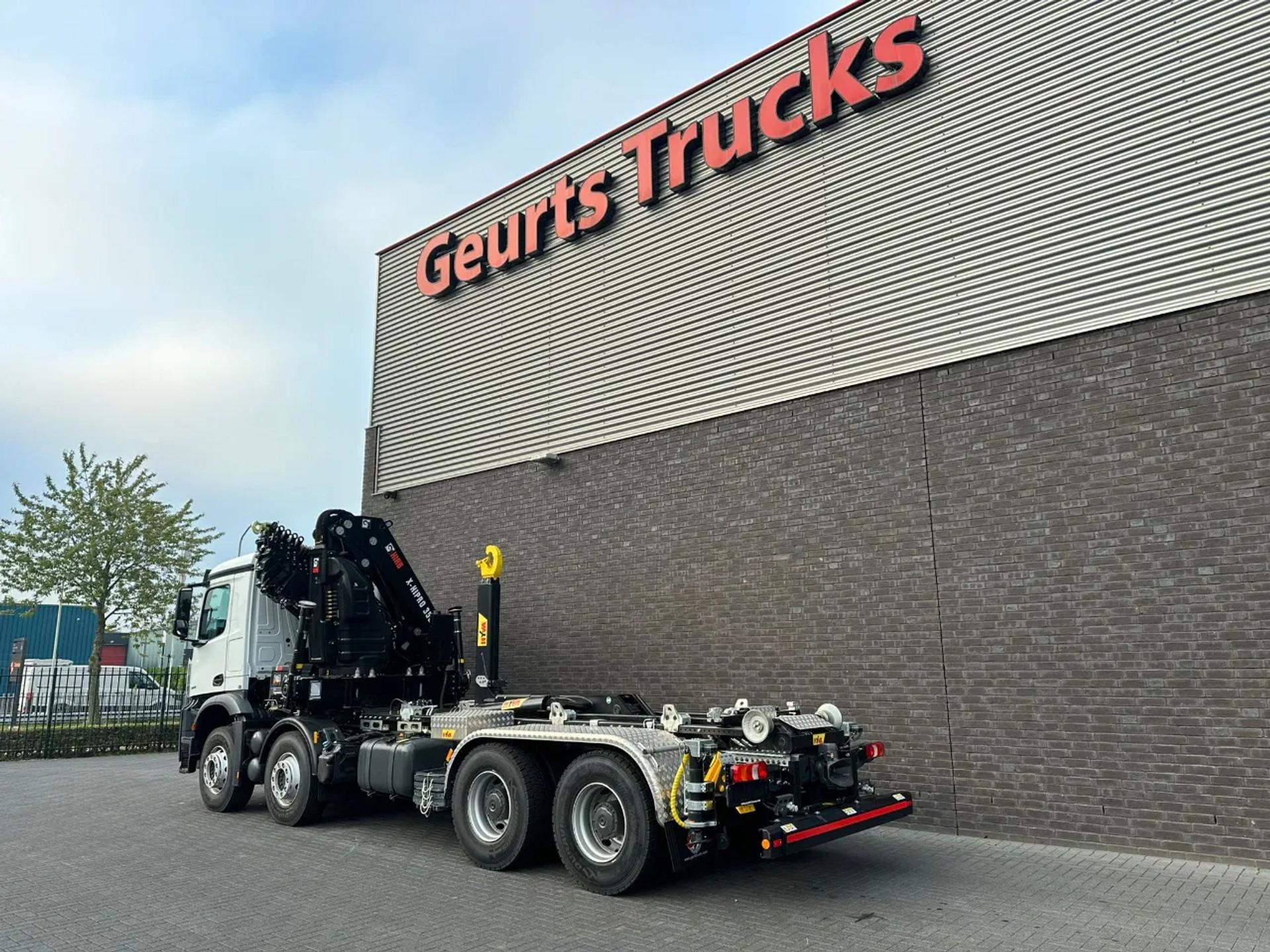 Foto 13 van Mercedes-Benz Arocs 3251 8X4 MET HYVA 26-53-S HAAKARMSYSTEEM + HIAB X-HIPRO 358 E-8 KRAAN/CRANE/KRAN/GRUA