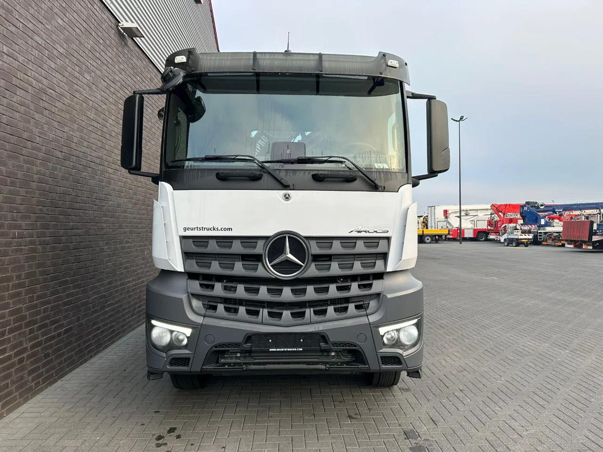 Foto 14 van Mercedes-Benz Arocs 3251 8X4 MET HYVA 26-53-S HAAKARMSYSTEEM + HIAB X-HIPRO 358 E-8 KRAAN/CRANE/KRAN/GRUA