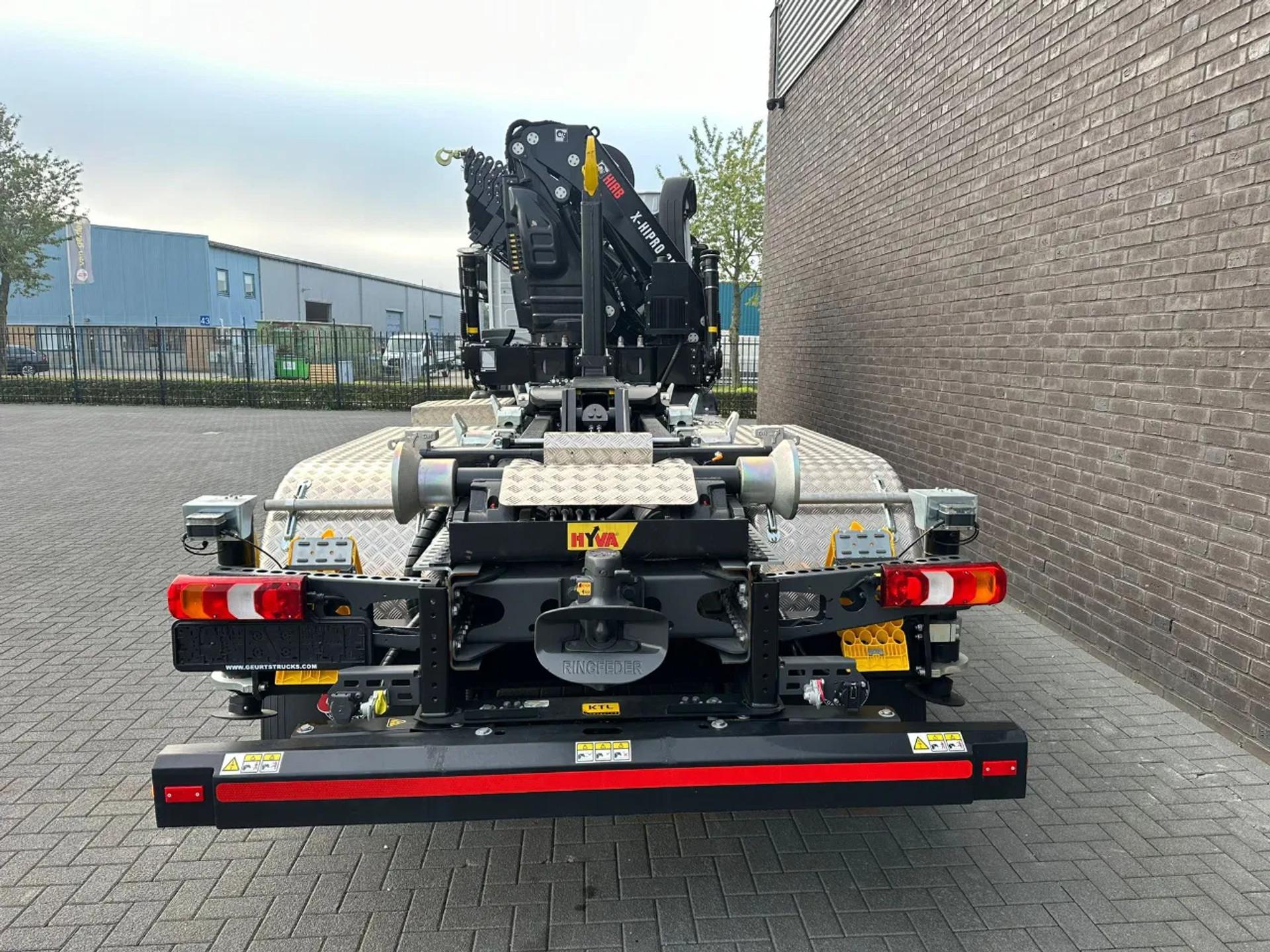 Foto 16 van Mercedes-Benz Arocs 3251 8X4 MET HYVA 26-53-S HAAKARMSYSTEEM + HIAB X-HIPRO 358 E-8 KRAAN/CRANE/KRAN/GRUA