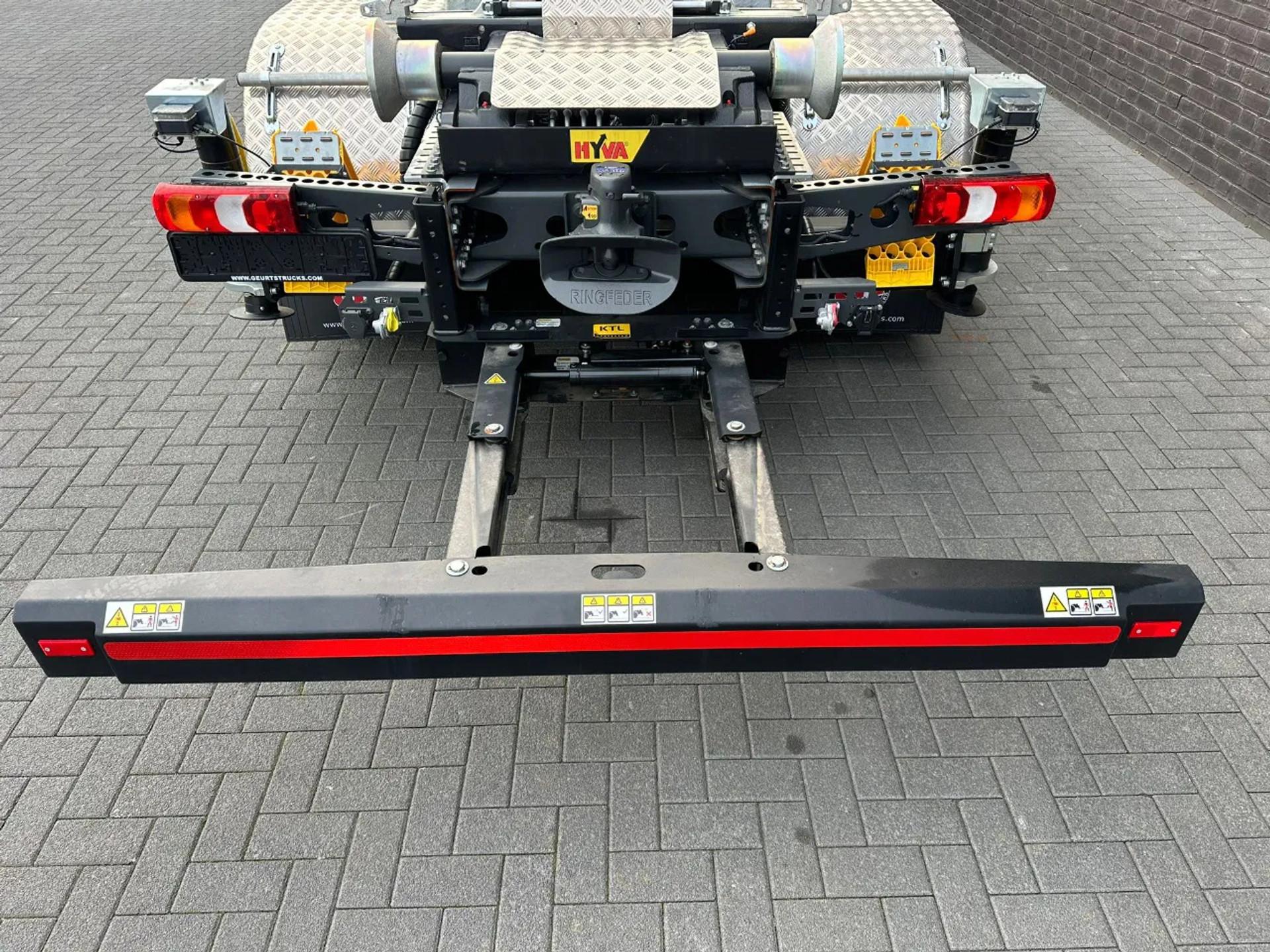 Foto 17 van Mercedes-Benz Arocs 3251 8X4 MET HYVA 26-53-S HAAKARMSYSTEEM + HIAB X-HIPRO 358 E-8 KRAAN/CRANE/KRAN/GRUA