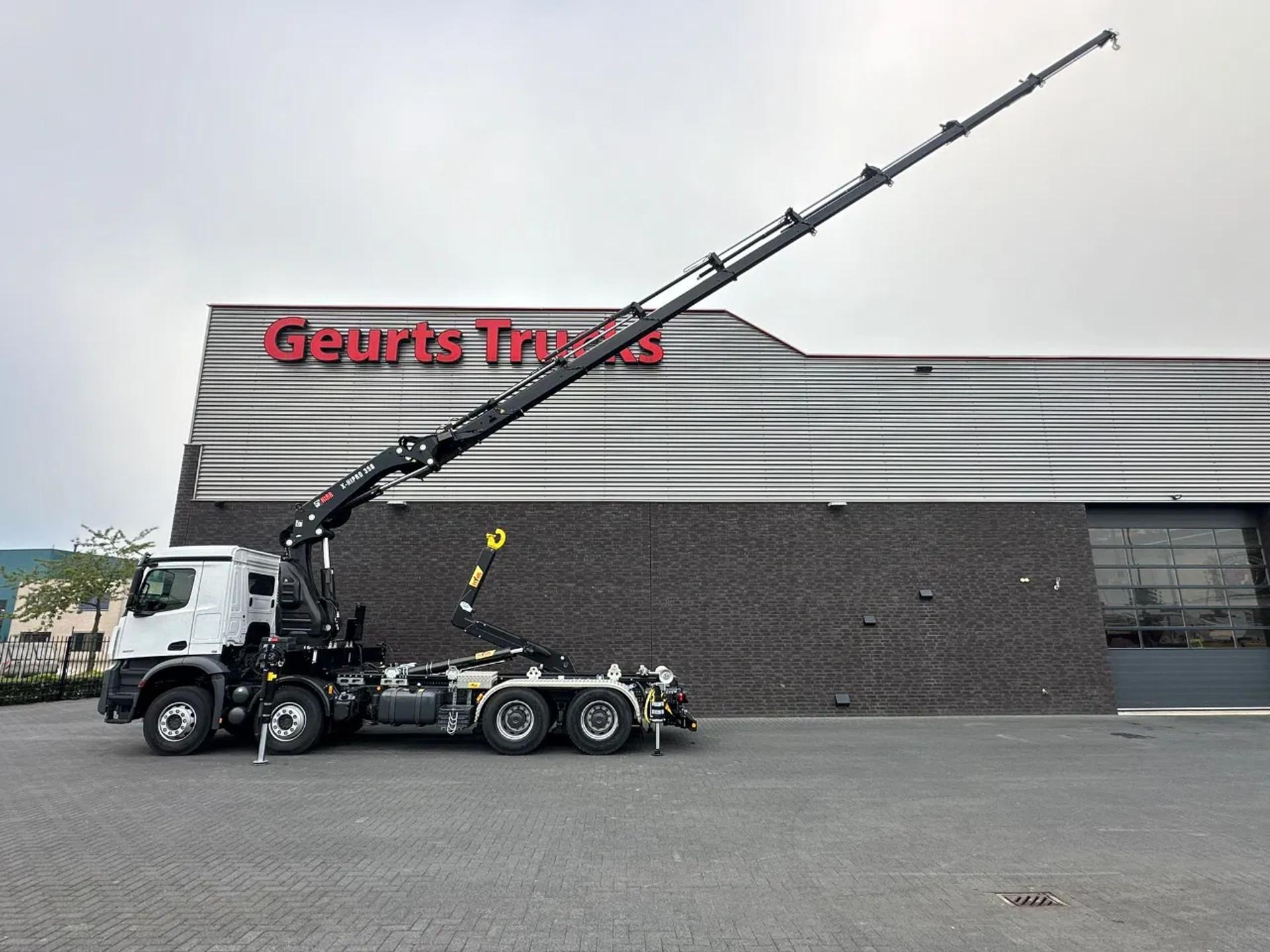Foto 2 van Mercedes-Benz Arocs 3251 8X4 MET HYVA 26-53-S HAAKARMSYSTEEM + HIAB X-HIPRO 358 E-8 KRAAN/CRANE/KRAN/GRUA