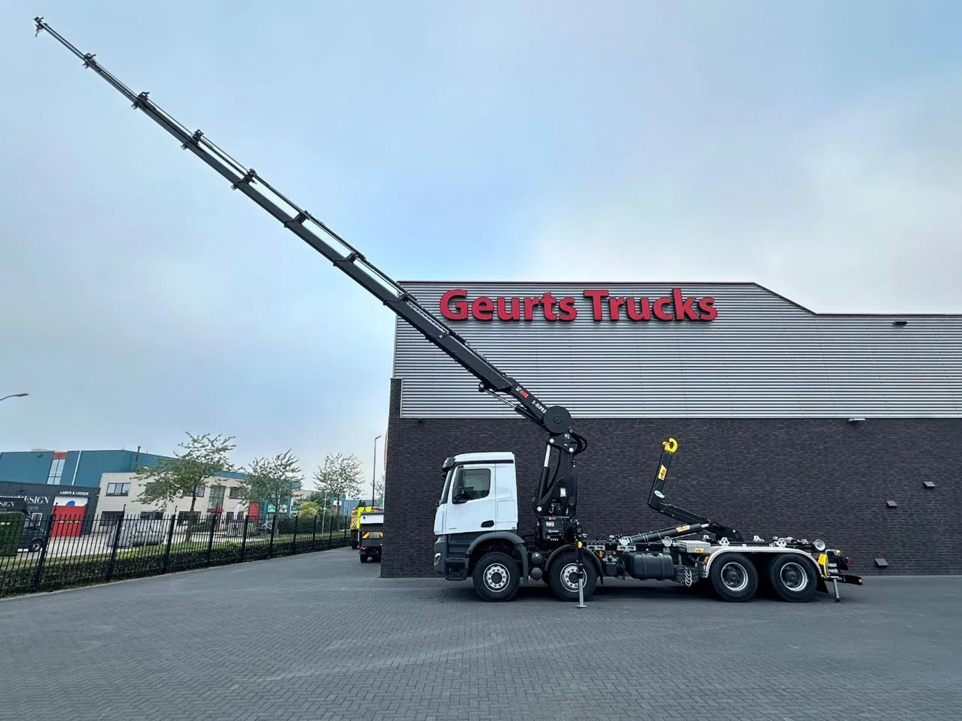 Foto 3 van Mercedes-Benz Arocs 3251 8X4 MET HYVA 26-53-S HAAKARMSYSTEEM + HIAB X-HIPRO 358 E-8 KRAAN/CRANE/KRAN/GRUA
