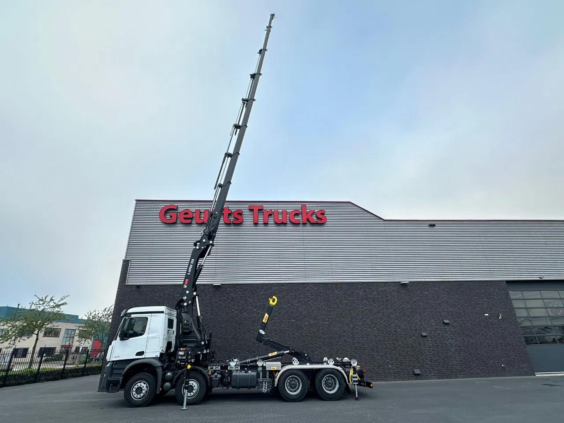 Foto 4 van Mercedes-Benz Arocs 3251 8X4 MET HYVA 26-53-S HAAKARMSYSTEEM + HIAB X-HIPRO 358 E-8 KRAAN/CRANE/KRAN/GRUA