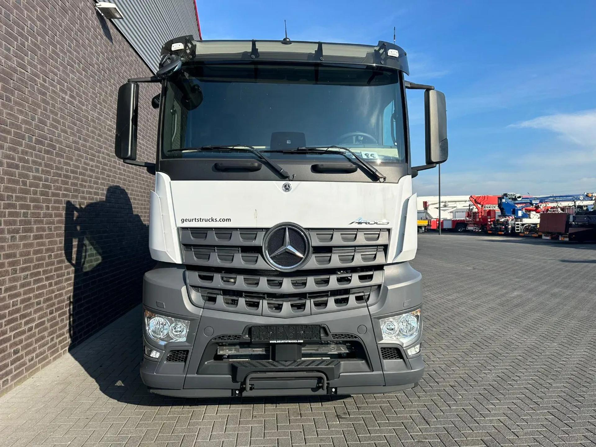 Foto 11 van Mercedes-Benz Arocs 3251 8X2 + HMF 7020-K7 FJ 1400-K6 KRAAN/KRAN/CRANE/GRUA/NIEUW/NEW