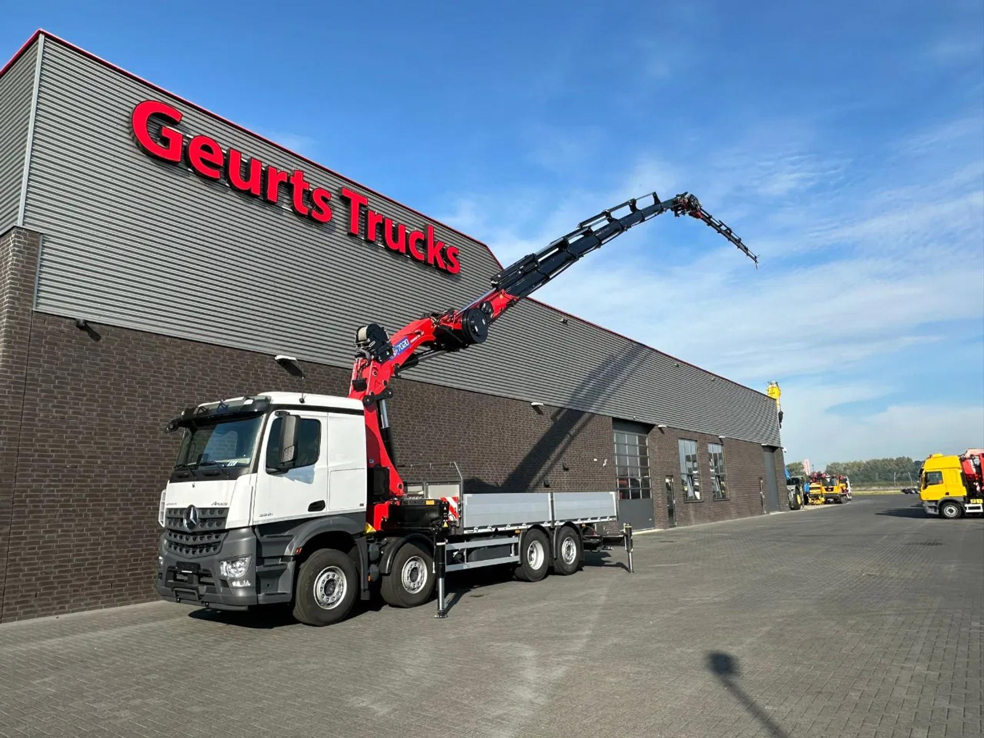 Foto 2 van Mercedes-Benz Arocs 3251 8X2 + HMF 7020-K7 FJ 1400-K6 KRAAN/KRAN/CRANE/GRUA/NIEUW/NEW