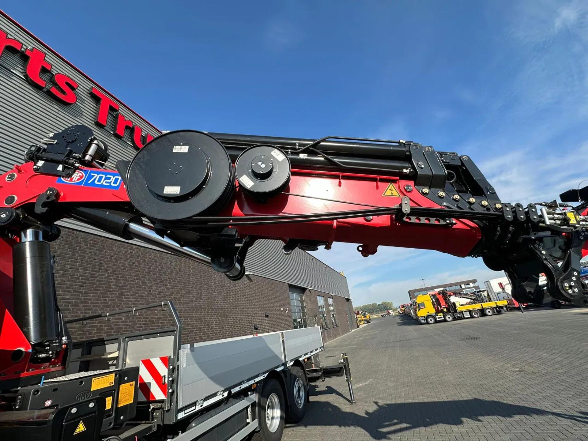 Foto 25 van Mercedes-Benz Arocs 3251 8X2 + HMF 7020-K7 FJ 1400-K6 KRAAN/KRAN/CRANE/GRUA/NIEUW/NEW