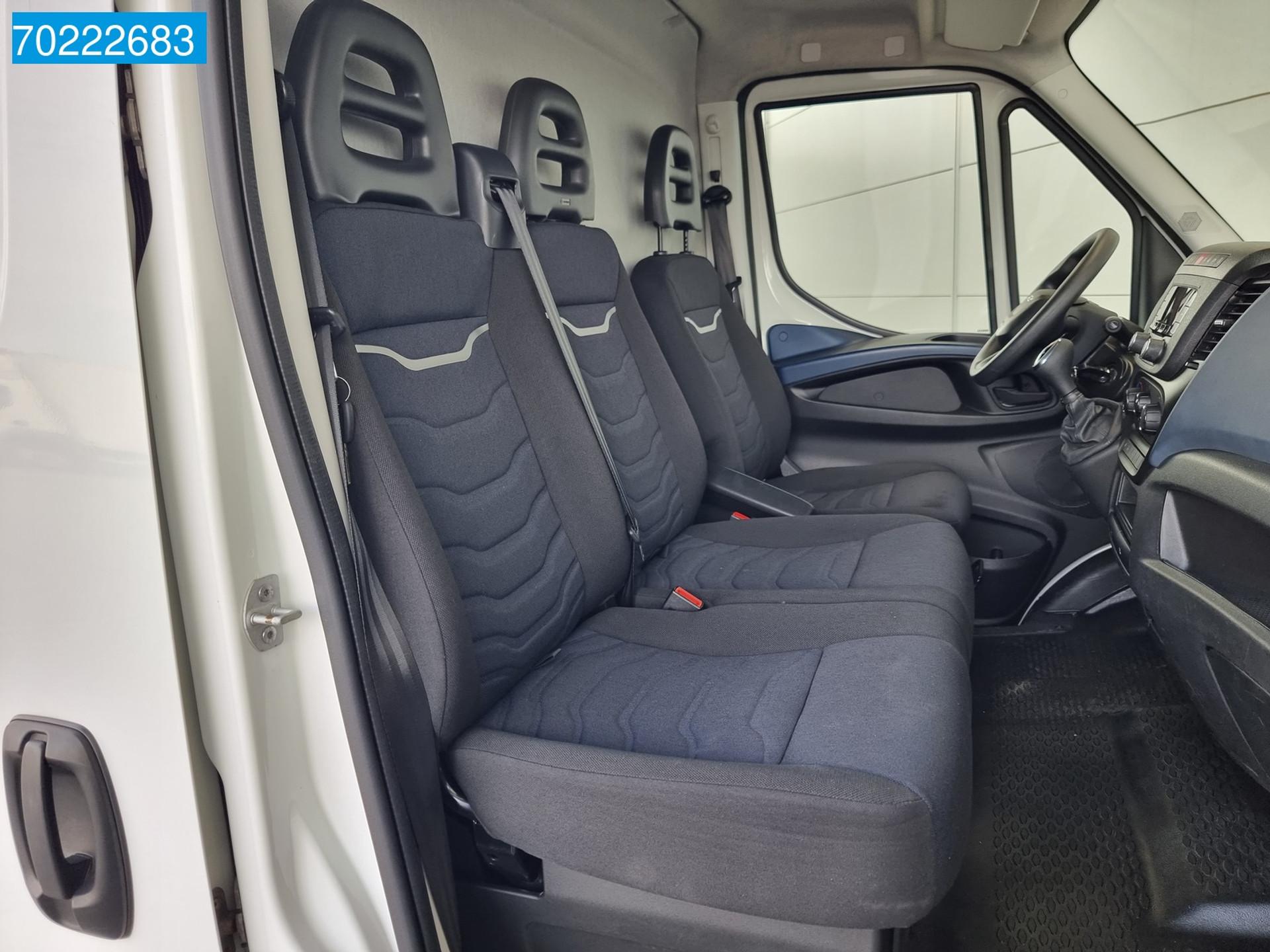 Foto 18 van Iveco Daily 35S14 140pk Automaat L3H2 L4H2 Airco Cruise 16m3 Airco Cruise control