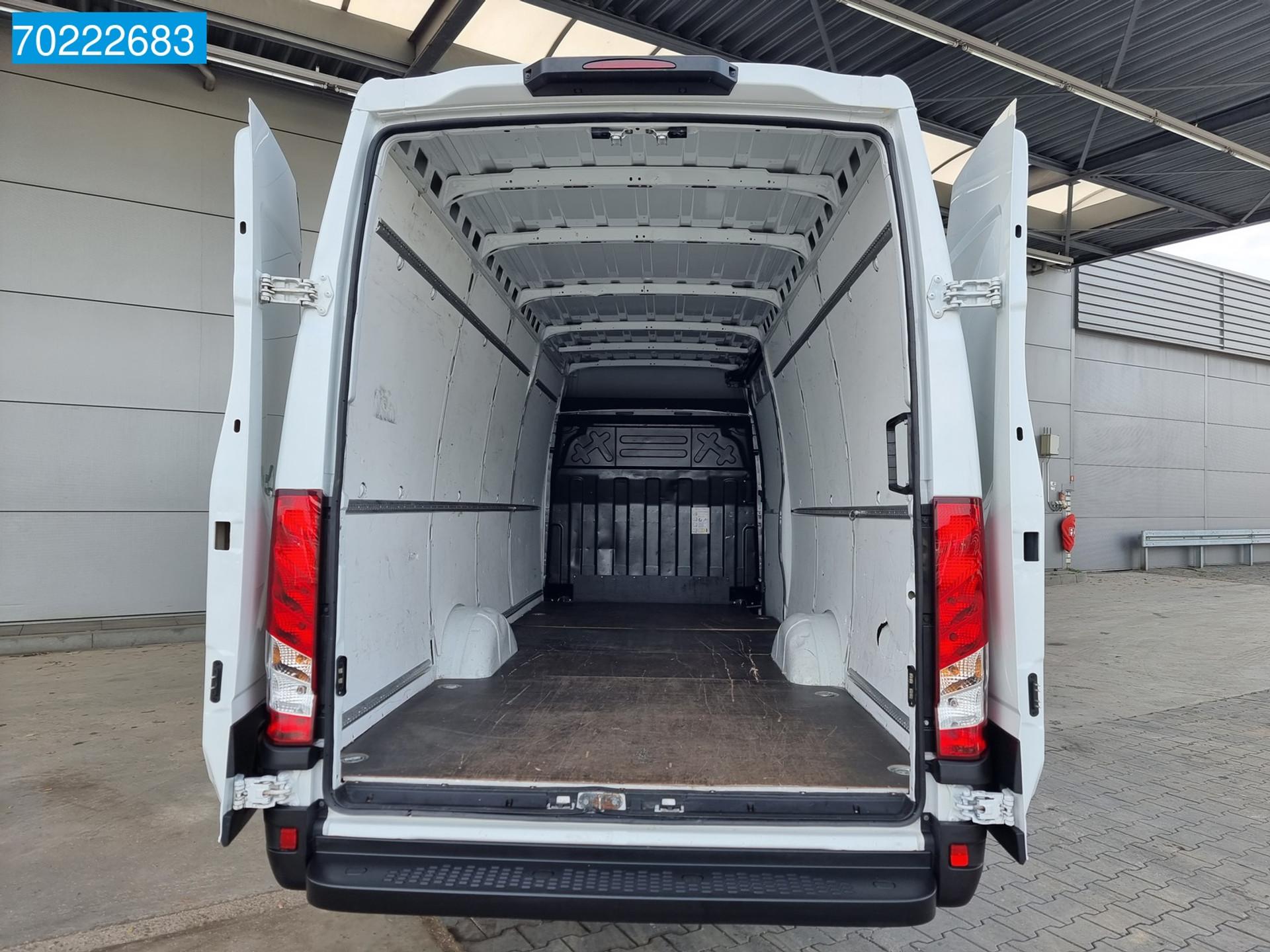 Foto 6 van Iveco Daily 35S14 140pk Automaat L3H2 L4H2 Airco Cruise 16m3 Airco Cruise control