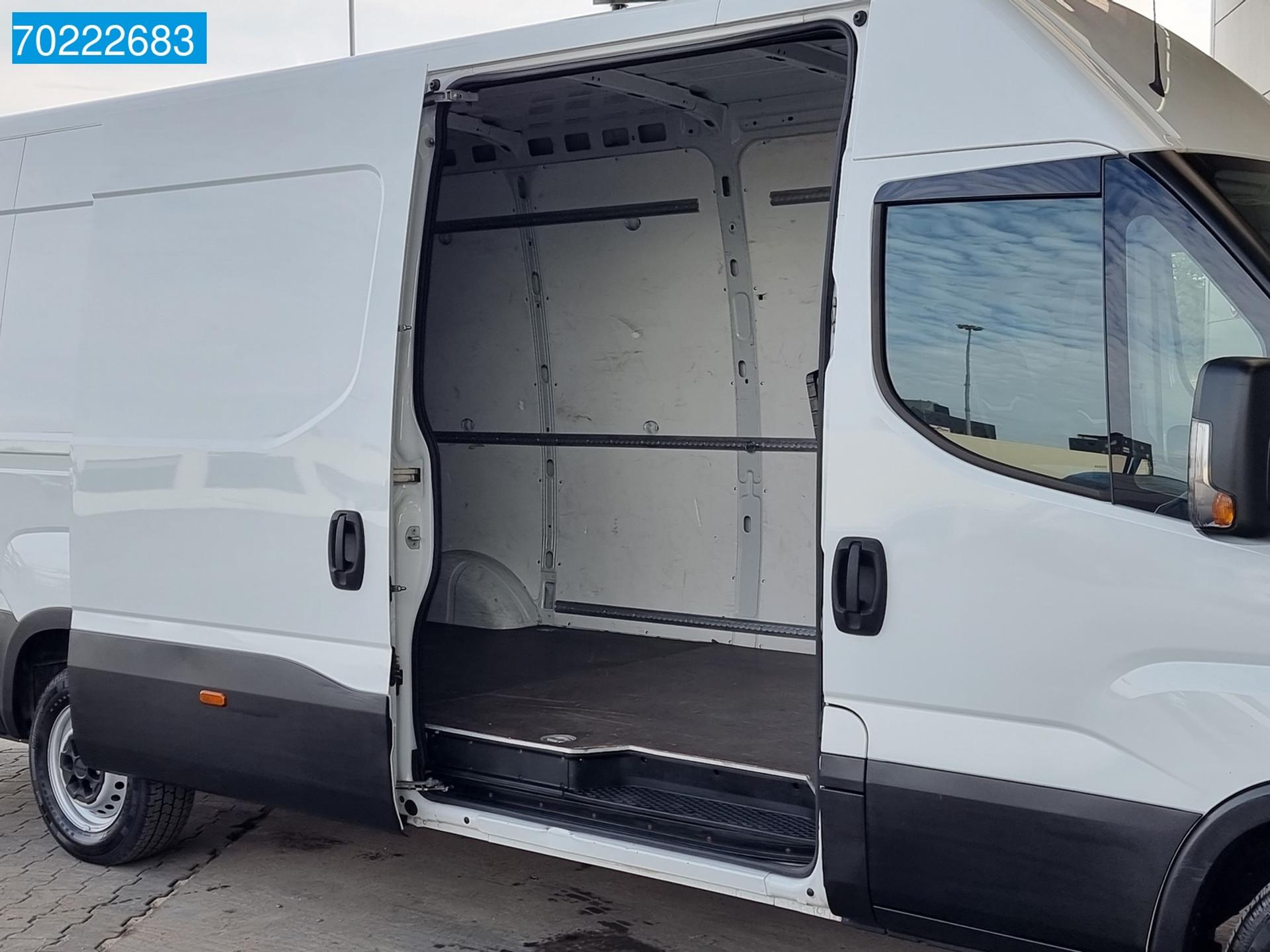 Foto 8 van Iveco Daily 35S14 140pk Automaat L3H2 L4H2 Airco Cruise 16m3 Airco Cruise control