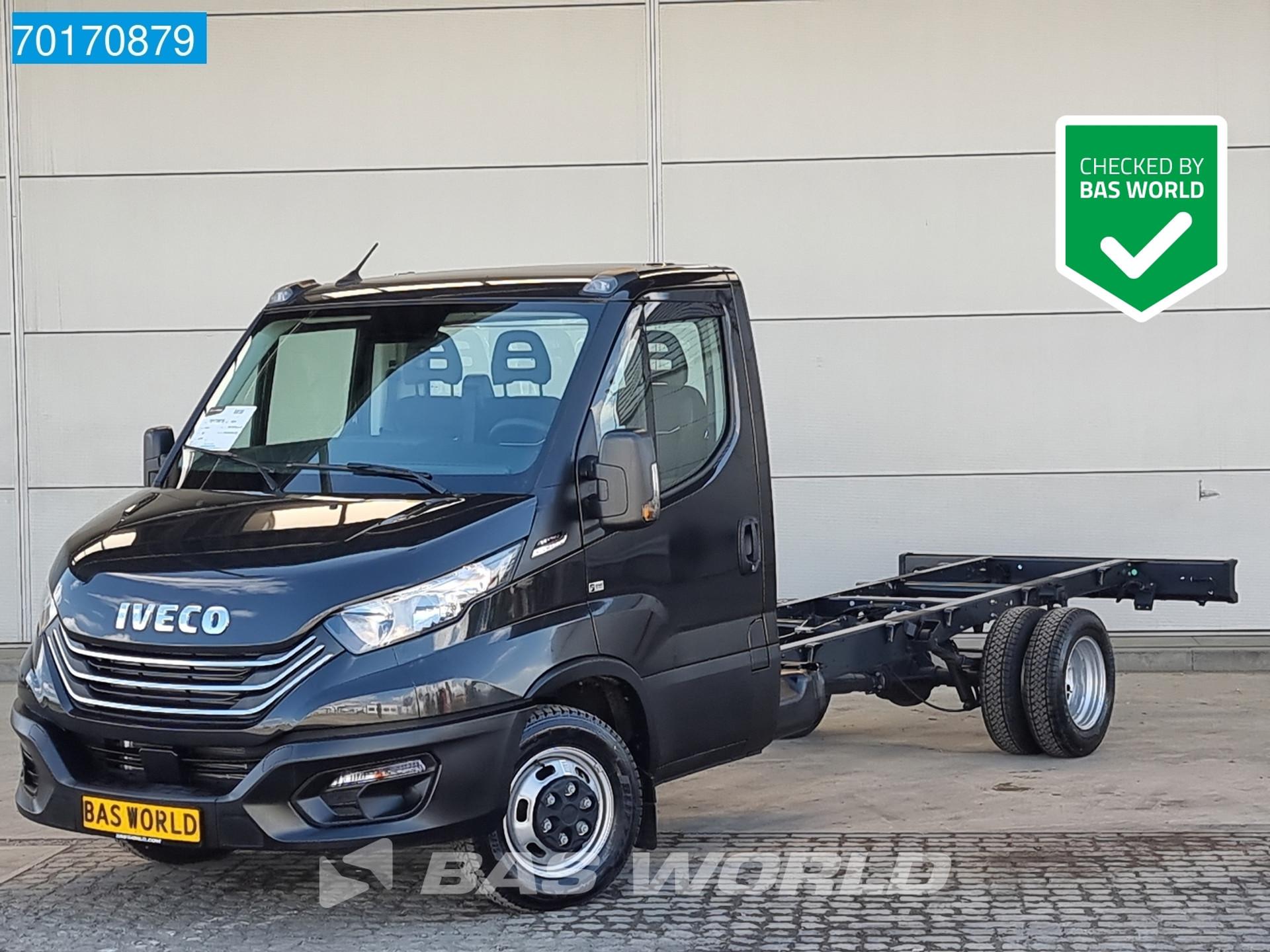 Foto 1 van Iveco Daily 35C18 3.0L Automaat Navi 4100mm wielbasis Hi Connect Chassis Cabien Pritsche Fahrgestell Airco Cruise control