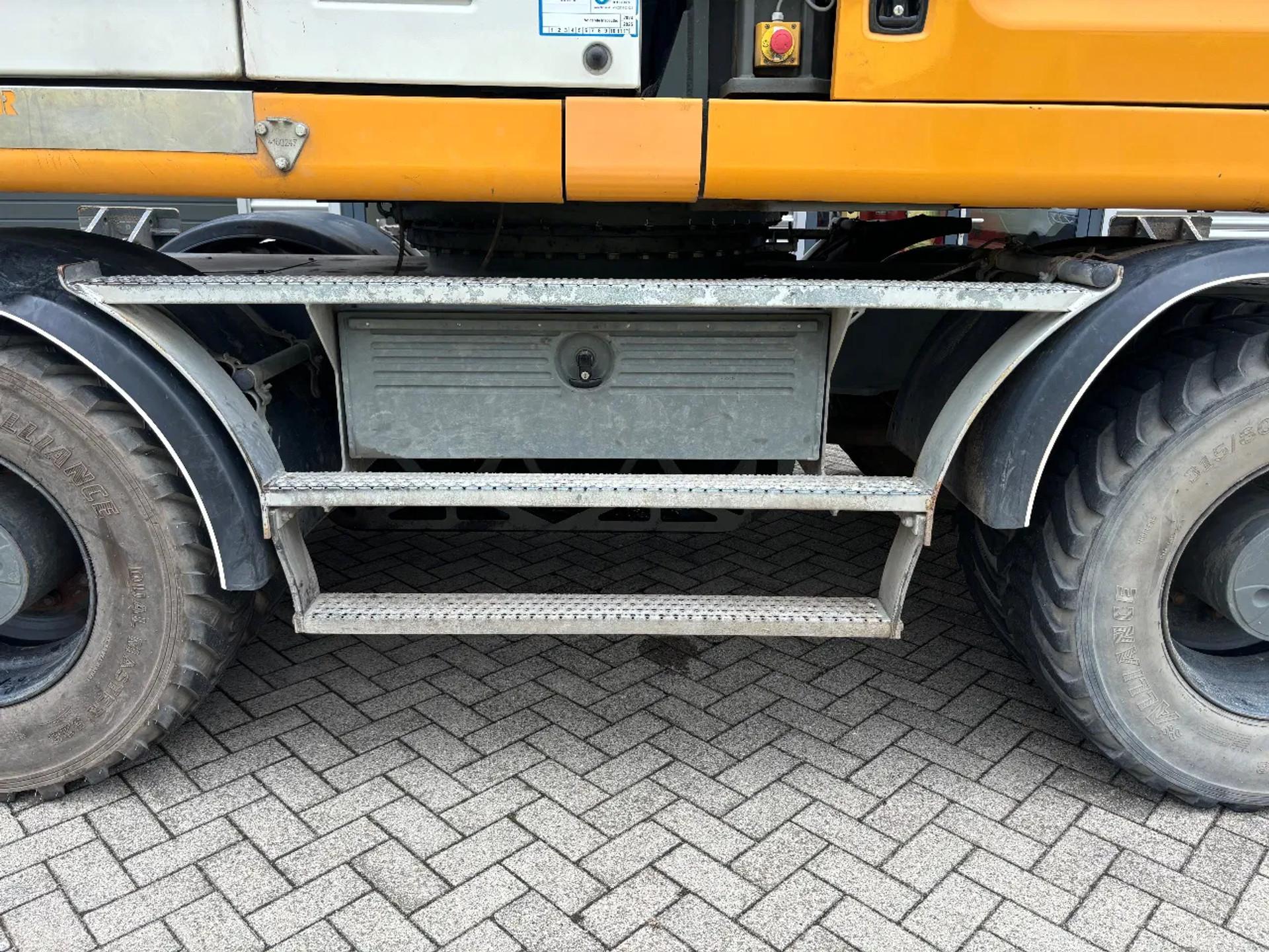 Foto 11 van Liebherr A920 Litronic Overslagkraan OilQuick AutoSmering 11900 UUR