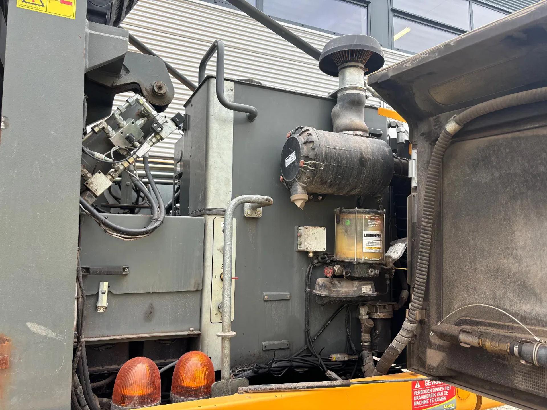 Foto 12 van Liebherr A920 Litronic Overslagkraan OilQuick AutoSmering 11900 UUR