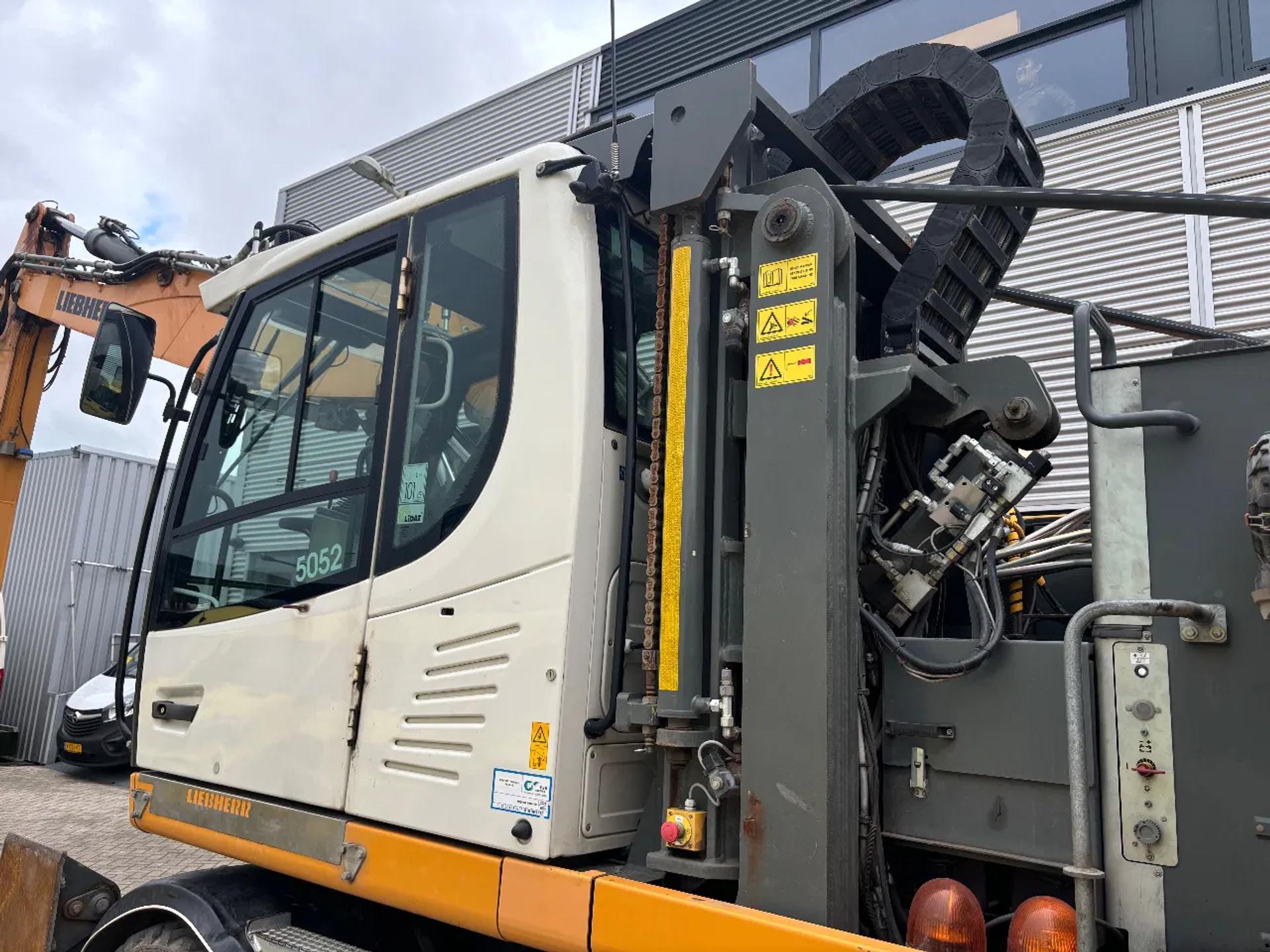 Foto 13 van Liebherr A920 Litronic Overslagkraan OilQuick AutoSmering 11900 UUR