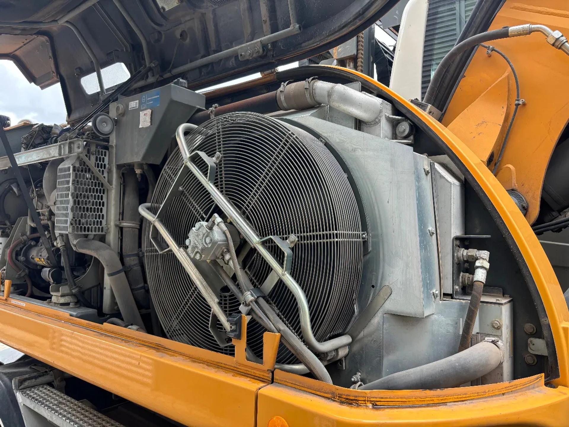 Foto 17 van Liebherr A920 Litronic Overslagkraan OilQuick AutoSmering 11900 UUR
