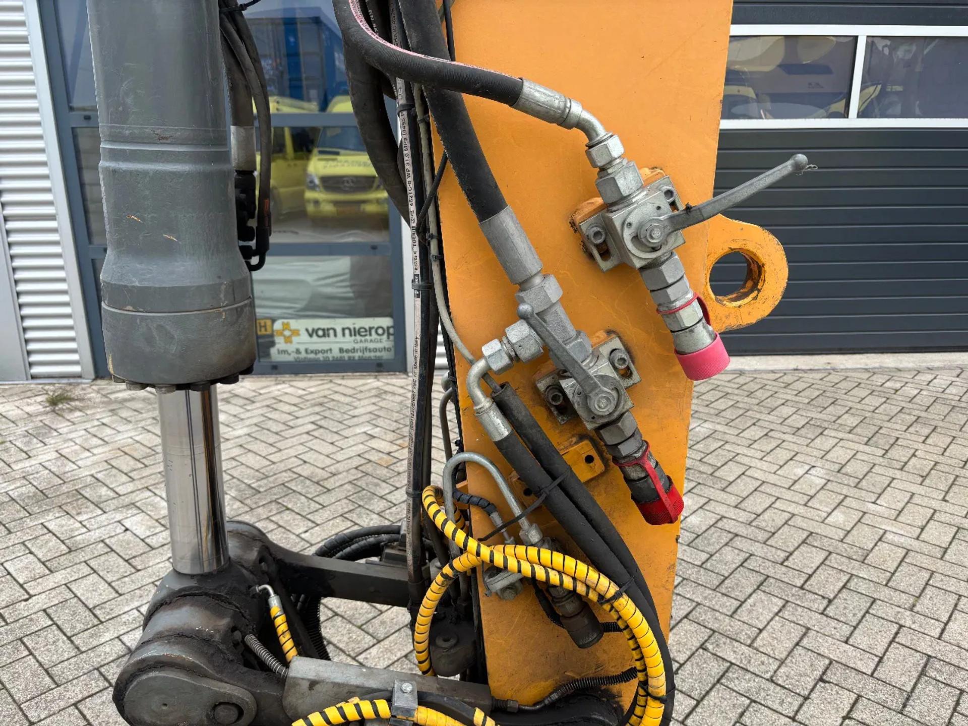 Foto 19 van Liebherr A920 Litronic Overslagkraan OilQuick AutoSmering 11900 UUR