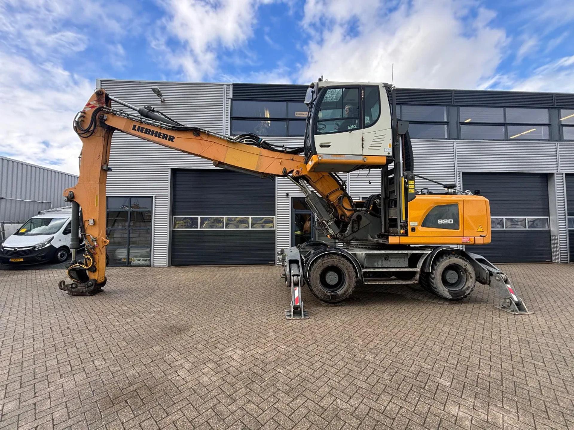 Foto 2 van Liebherr A920 Litronic Overslagkraan OilQuick AutoSmering 11900 UUR