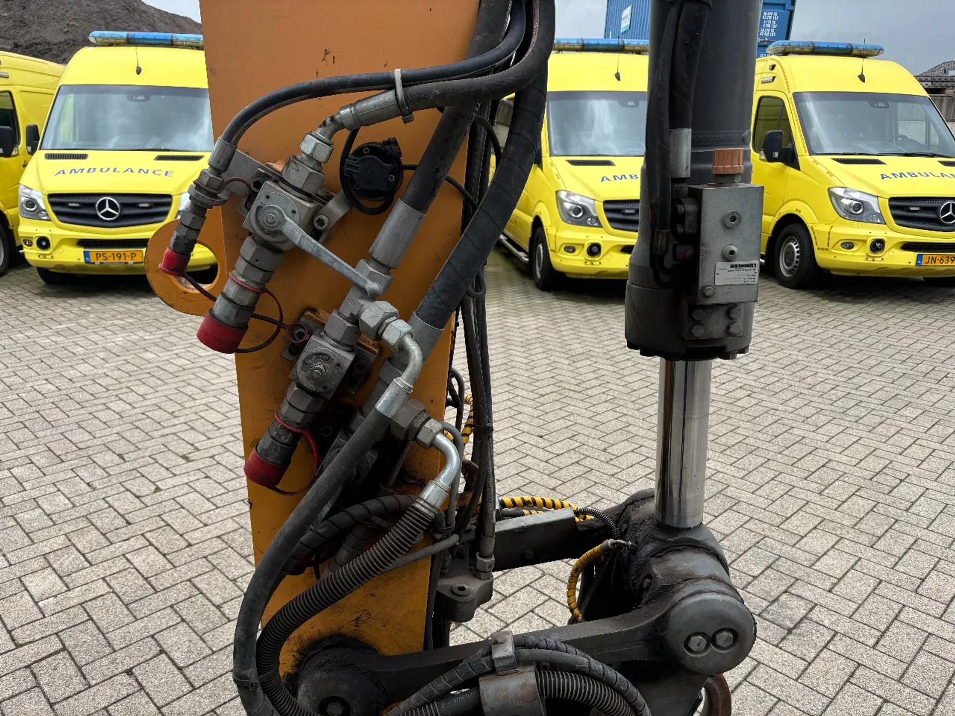 Foto 20 van Liebherr A920 Litronic Overslagkraan OilQuick AutoSmering 11900 UUR