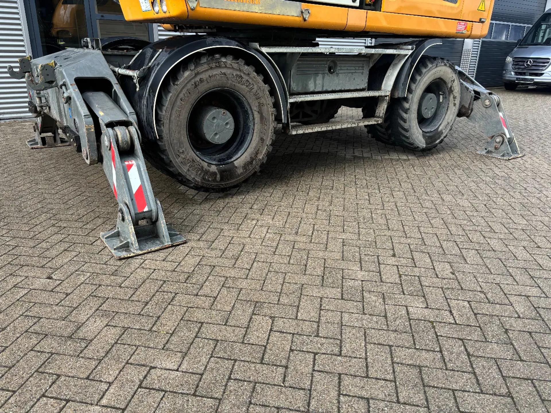 Foto 22 van Liebherr A920 Litronic Overslagkraan OilQuick AutoSmering 11900 UUR