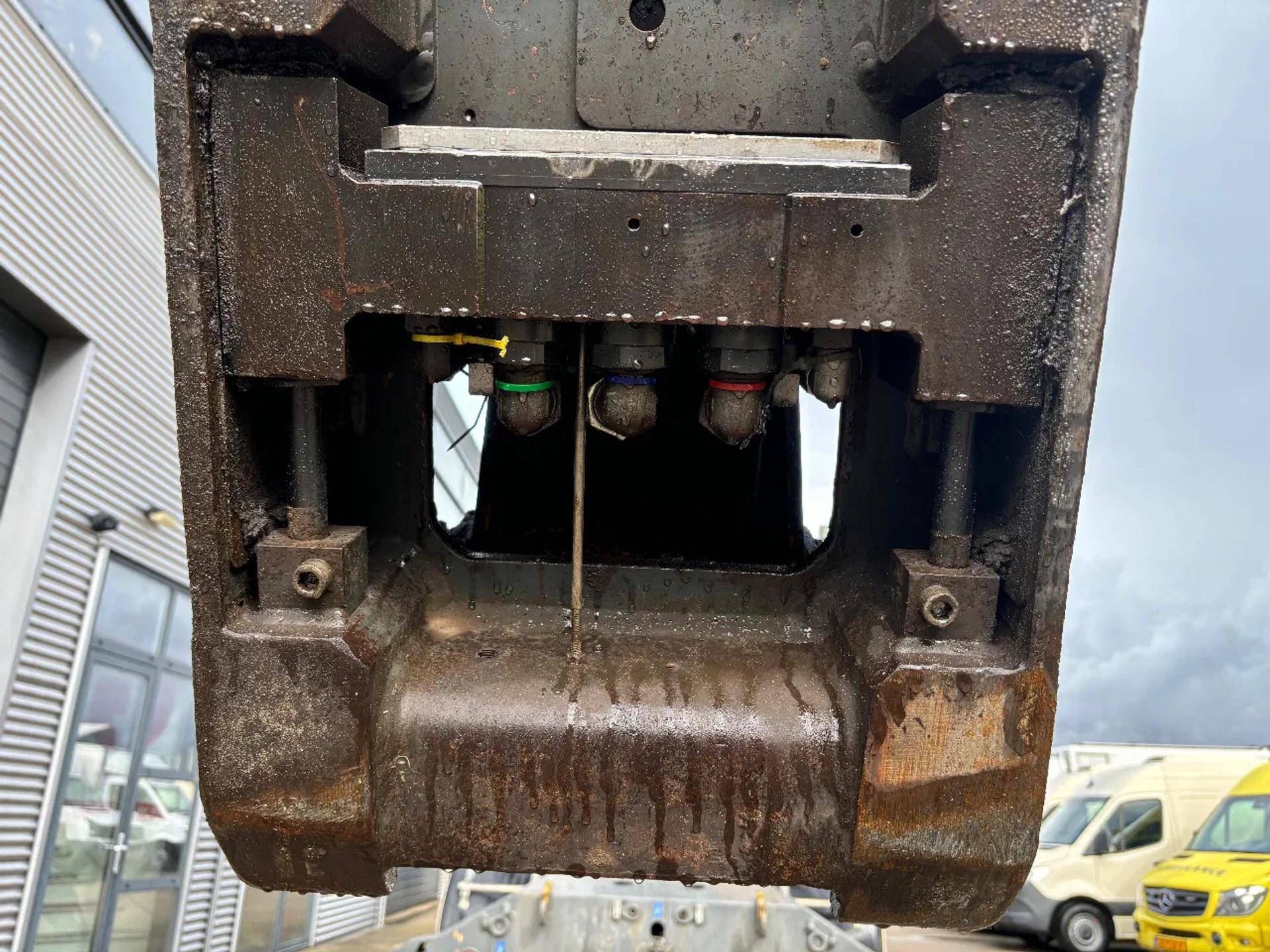 Foto 23 van Liebherr A920 Litronic Overslagkraan OilQuick AutoSmering 11900 UUR