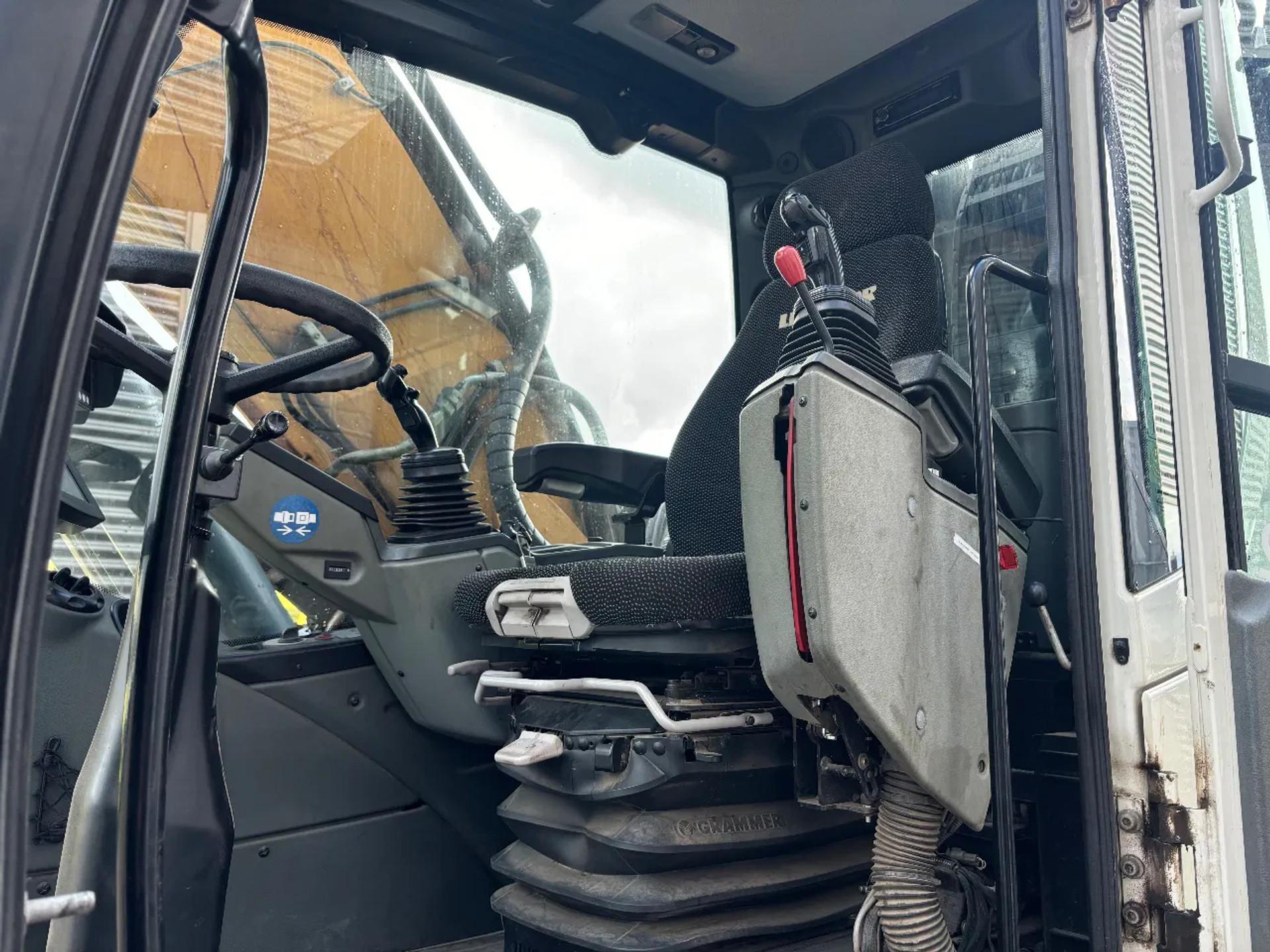 Foto 26 van Liebherr A920 Litronic Overslagkraan OilQuick AutoSmering 11900 UUR