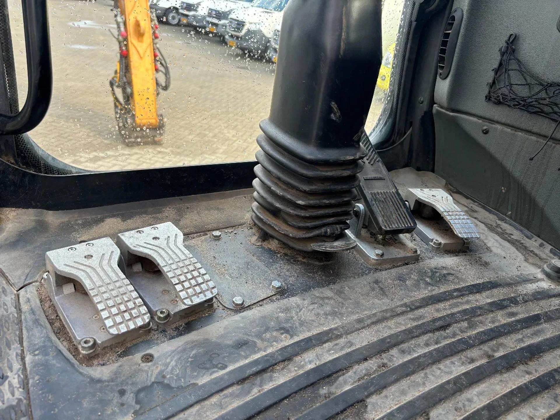 Foto 27 van Liebherr A920 Litronic Overslagkraan OilQuick AutoSmering 11900 UUR