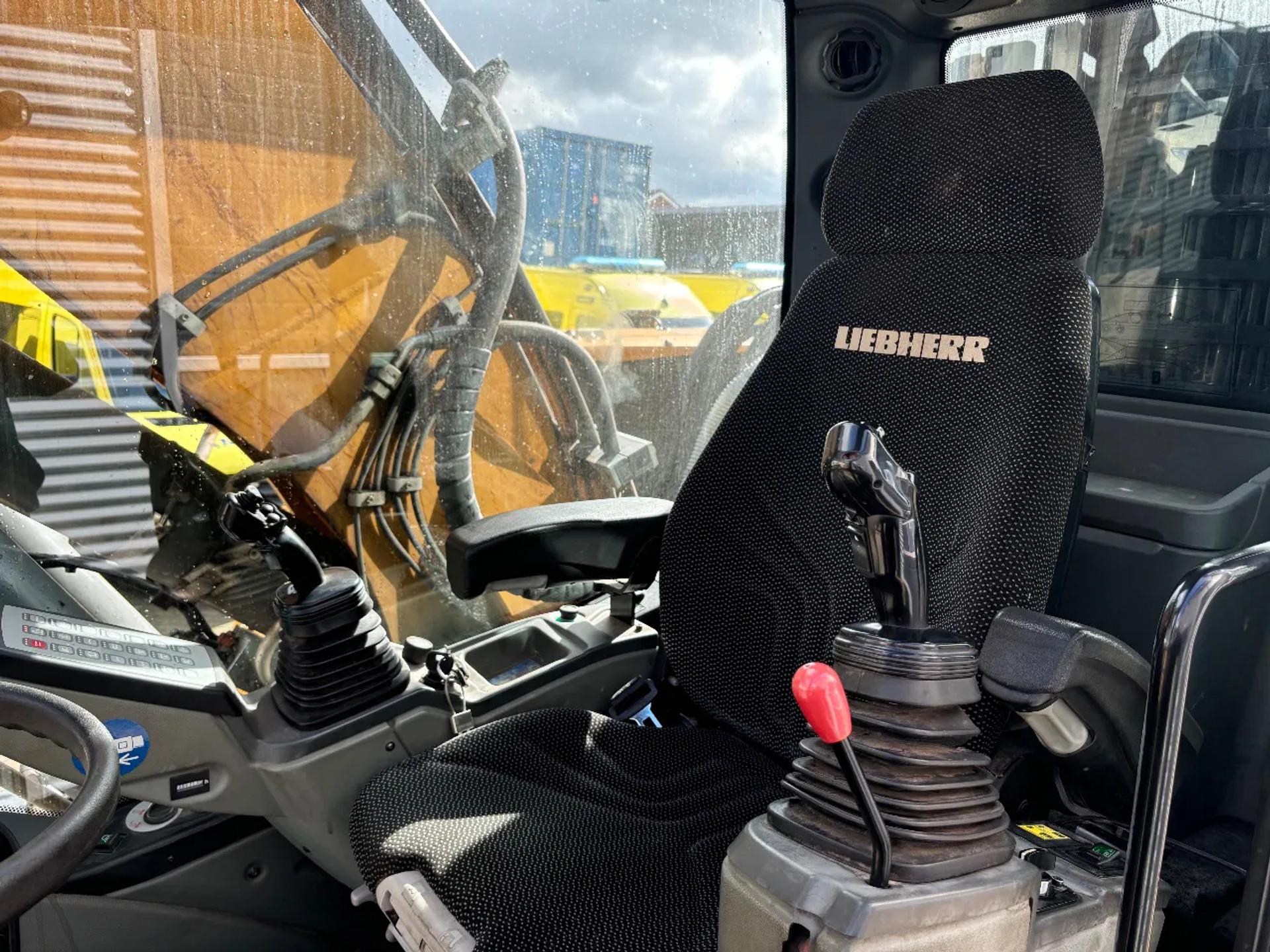 Foto 28 van Liebherr A920 Litronic Overslagkraan OilQuick AutoSmering 11900 UUR
