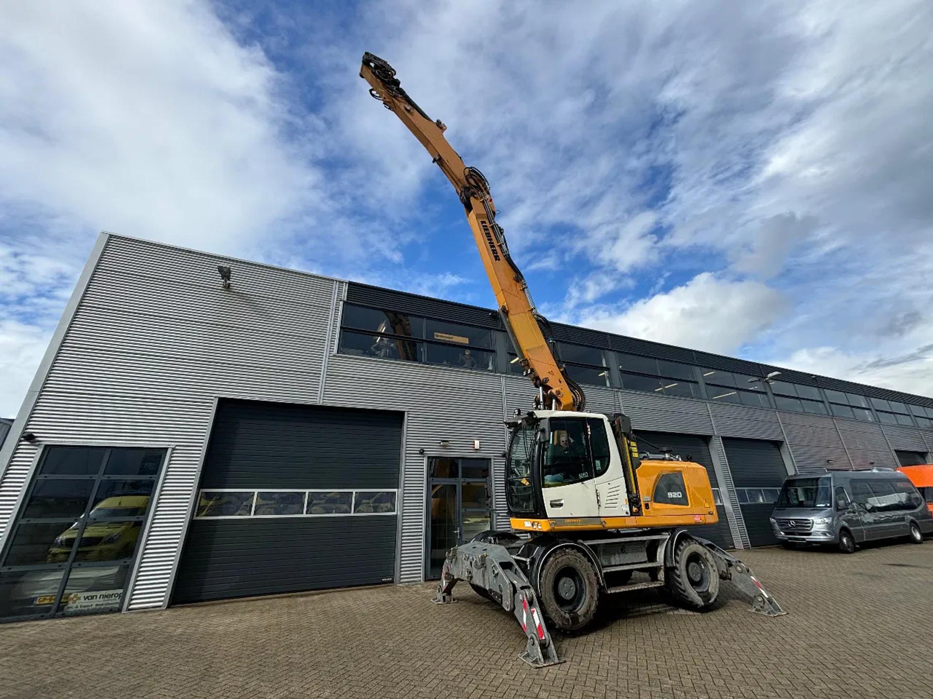 Foto 3 van Liebherr A920 Litronic Overslagkraan OilQuick AutoSmering 11900 UUR