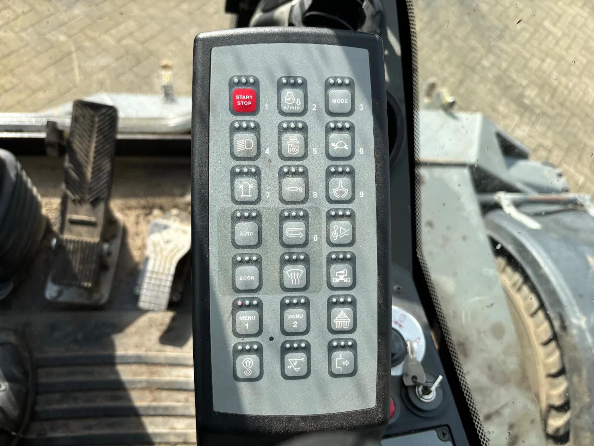 Foto 30 van Liebherr A920 Litronic Overslagkraan OilQuick AutoSmering 11900 UUR