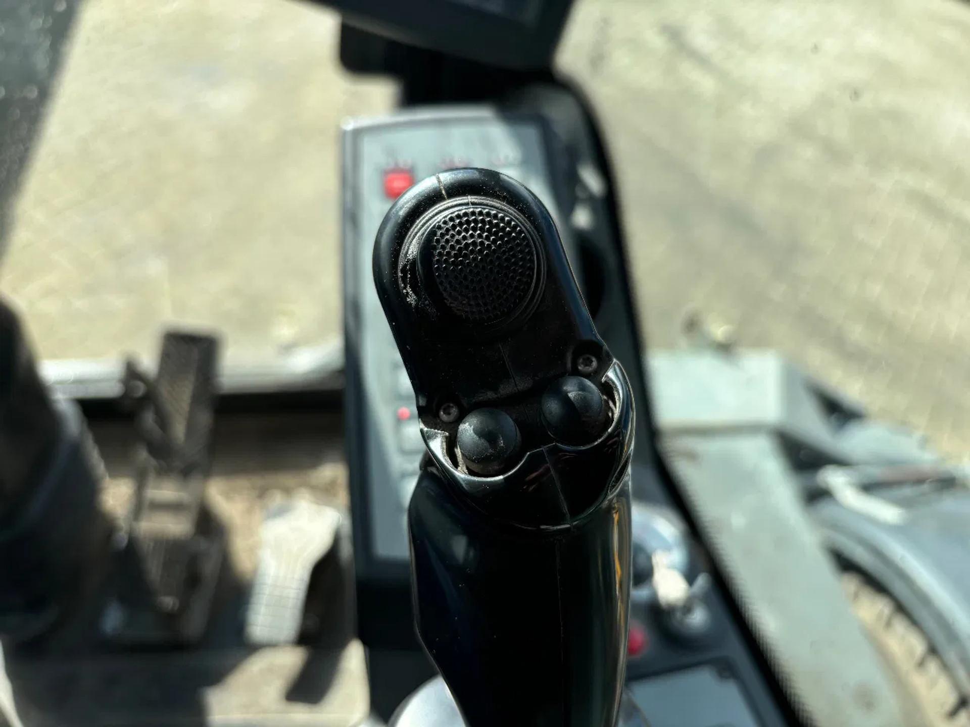 Foto 37 van Liebherr A920 Litronic Overslagkraan OilQuick AutoSmering 11900 UUR