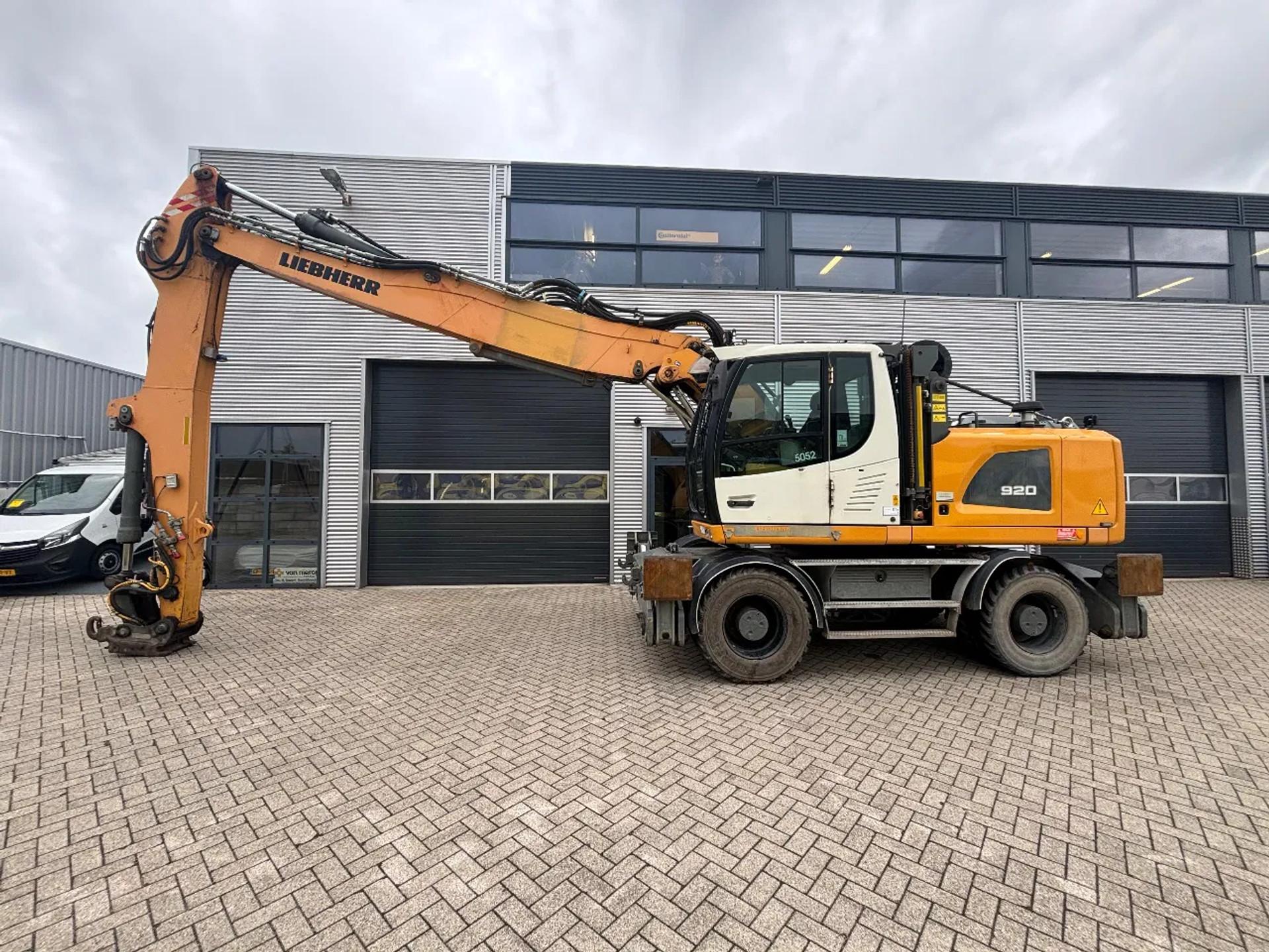 Foto 4 van Liebherr A920 Litronic Overslagkraan OilQuick AutoSmering 11900 UUR