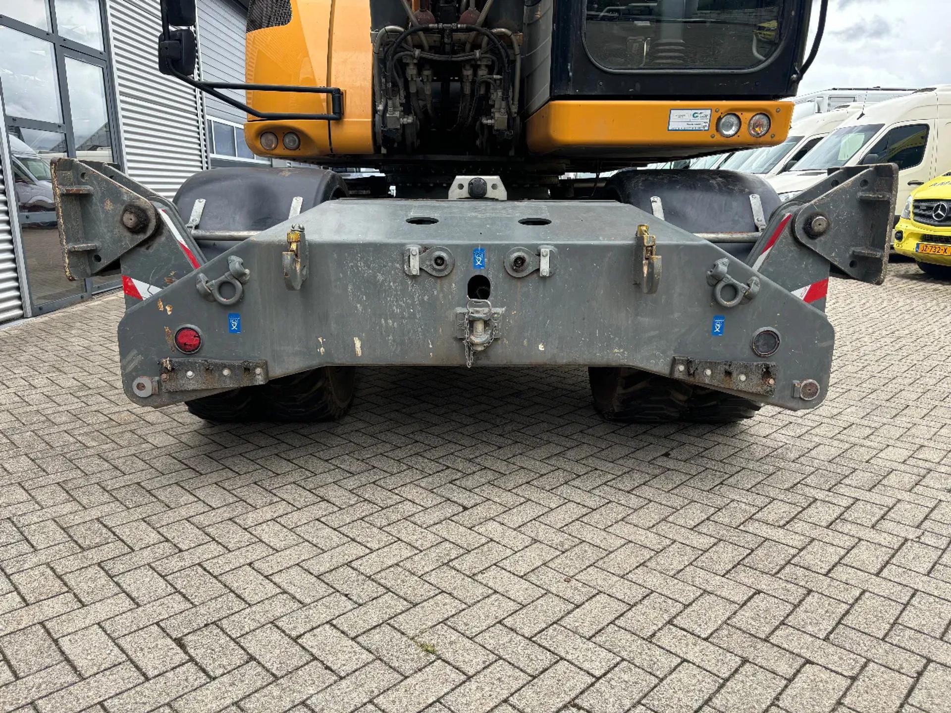 Foto 7 van Liebherr A920 Litronic Overslagkraan OilQuick AutoSmering 11900 UUR