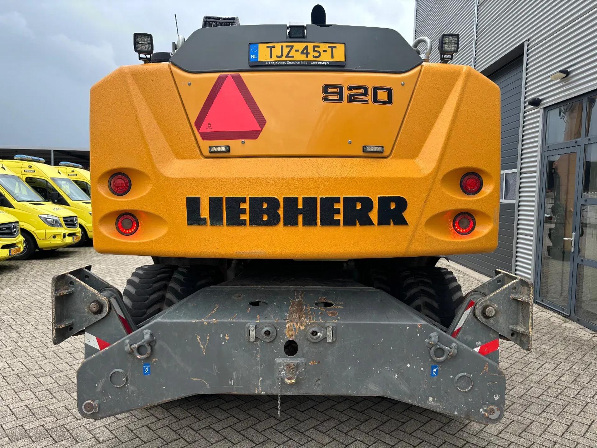 Foto 8 van Liebherr A920 Litronic Overslagkraan OilQuick AutoSmering 11900 UUR