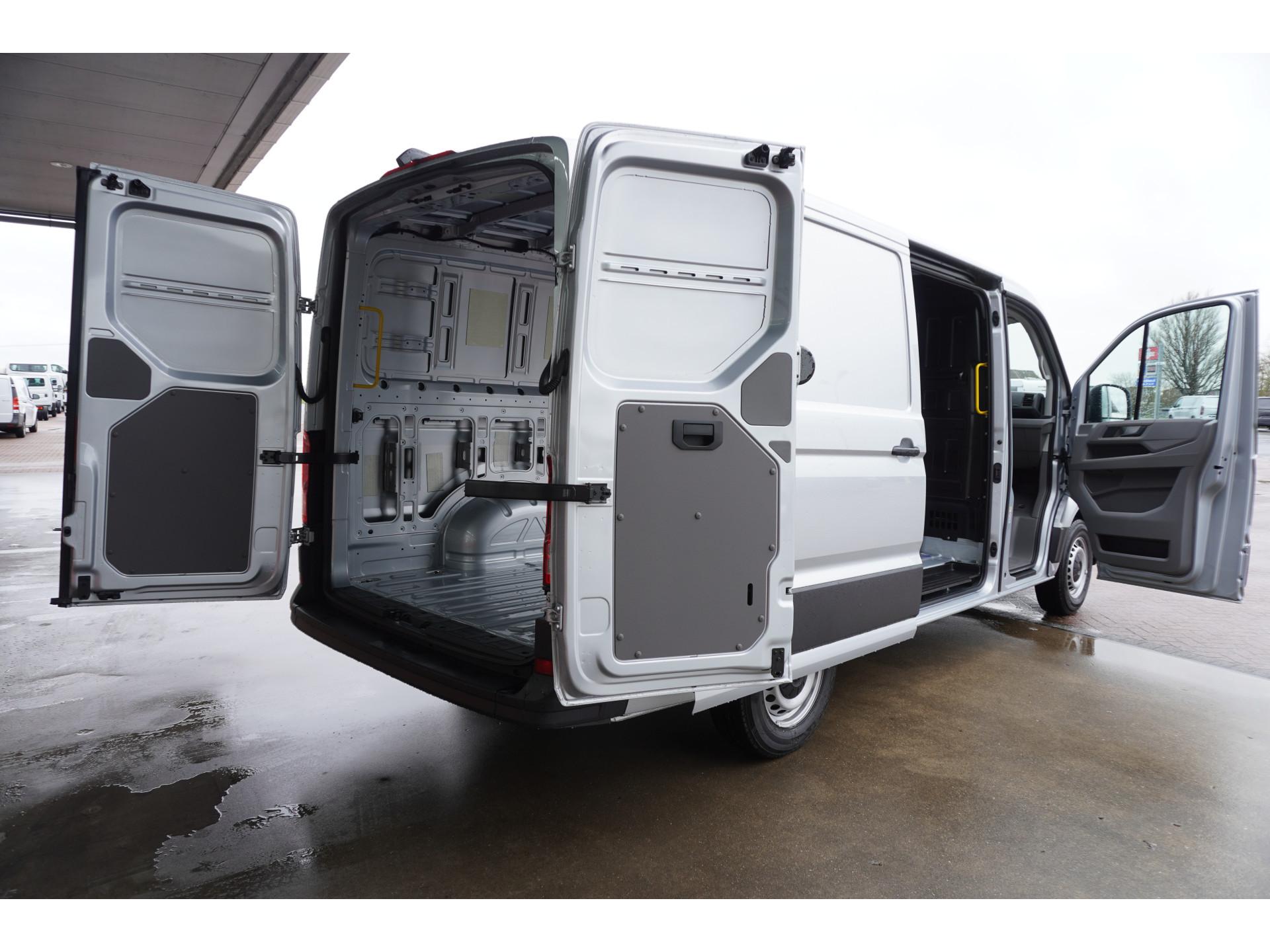 Foto 11 van Volkswagen Crafter 35 2.0 TDI 177PK L3H2 Automaat