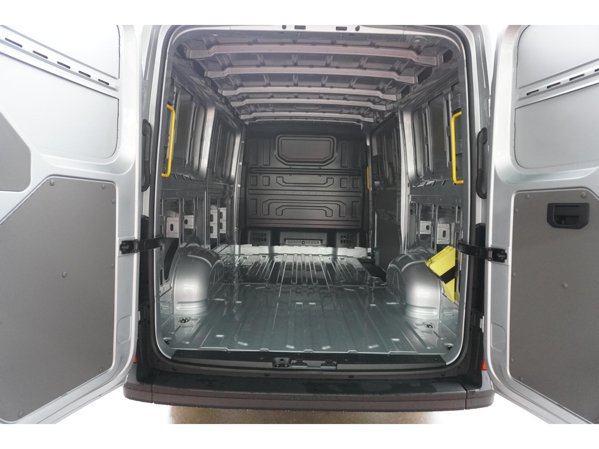 Foto 12 van Volkswagen Crafter 35 2.0 TDI 177PK L3H2 Automaat