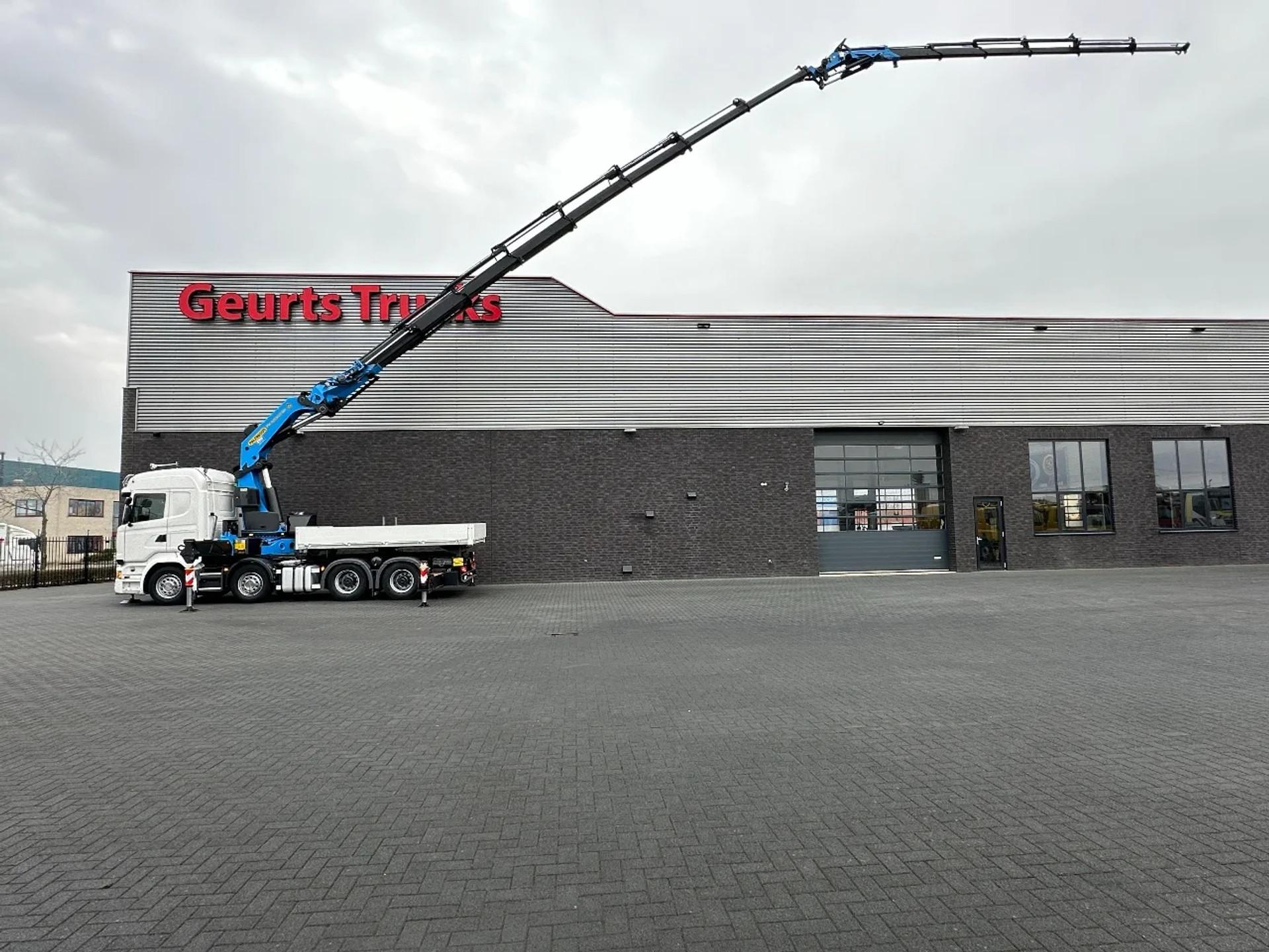 Foto 1 van Scania R520 V8 8X4 TREKKER-BAKWAGEN COMBI + PALFINGER PK 92002-SH G + JIB PJ 125 E KRAAN/KRAN/CRANE/GRUA