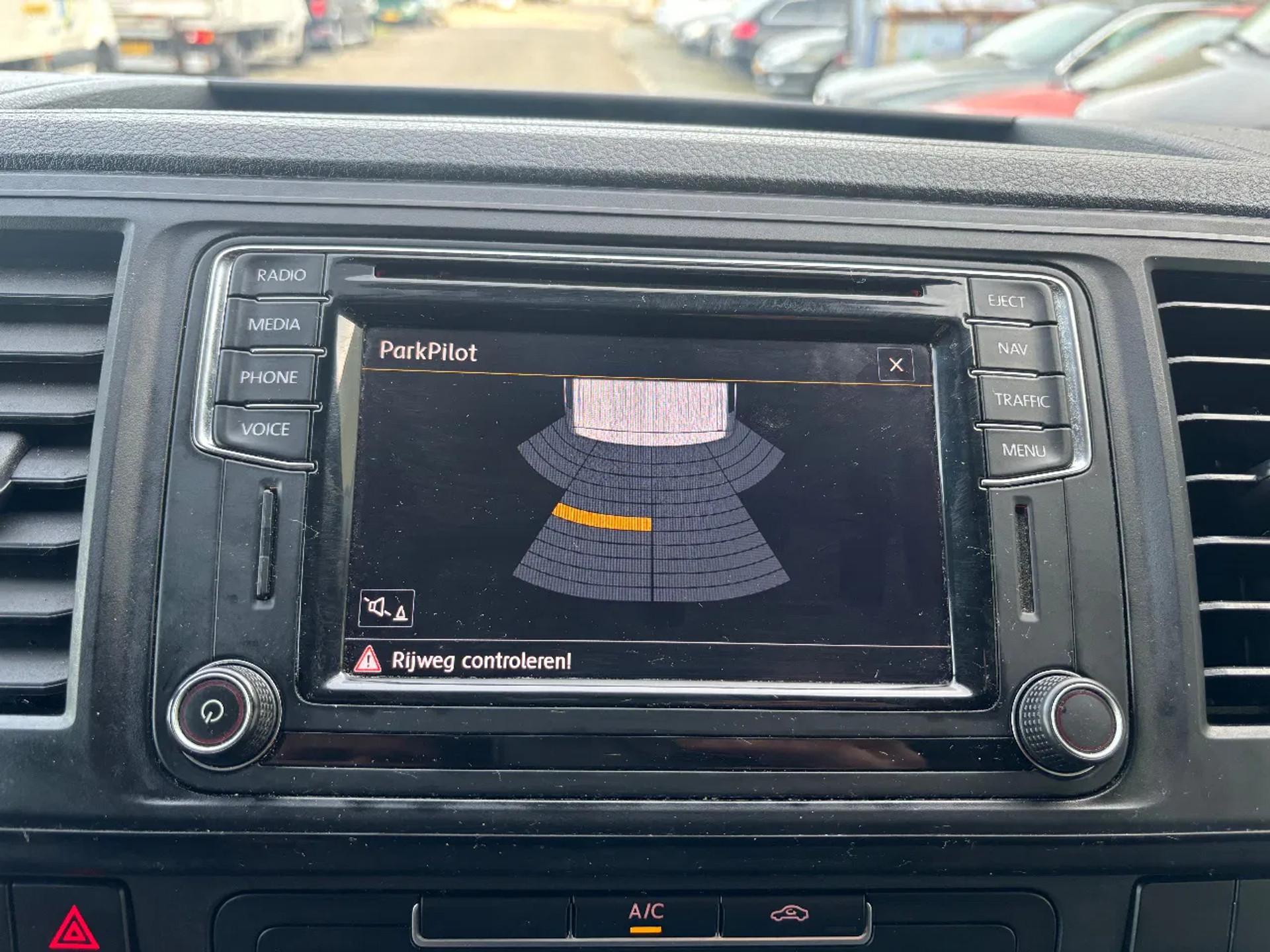 Foto 15 van Volkswagen 2.0TDI L2H1 Airco Navi Cruisecontrol Trekhaak EURO 6