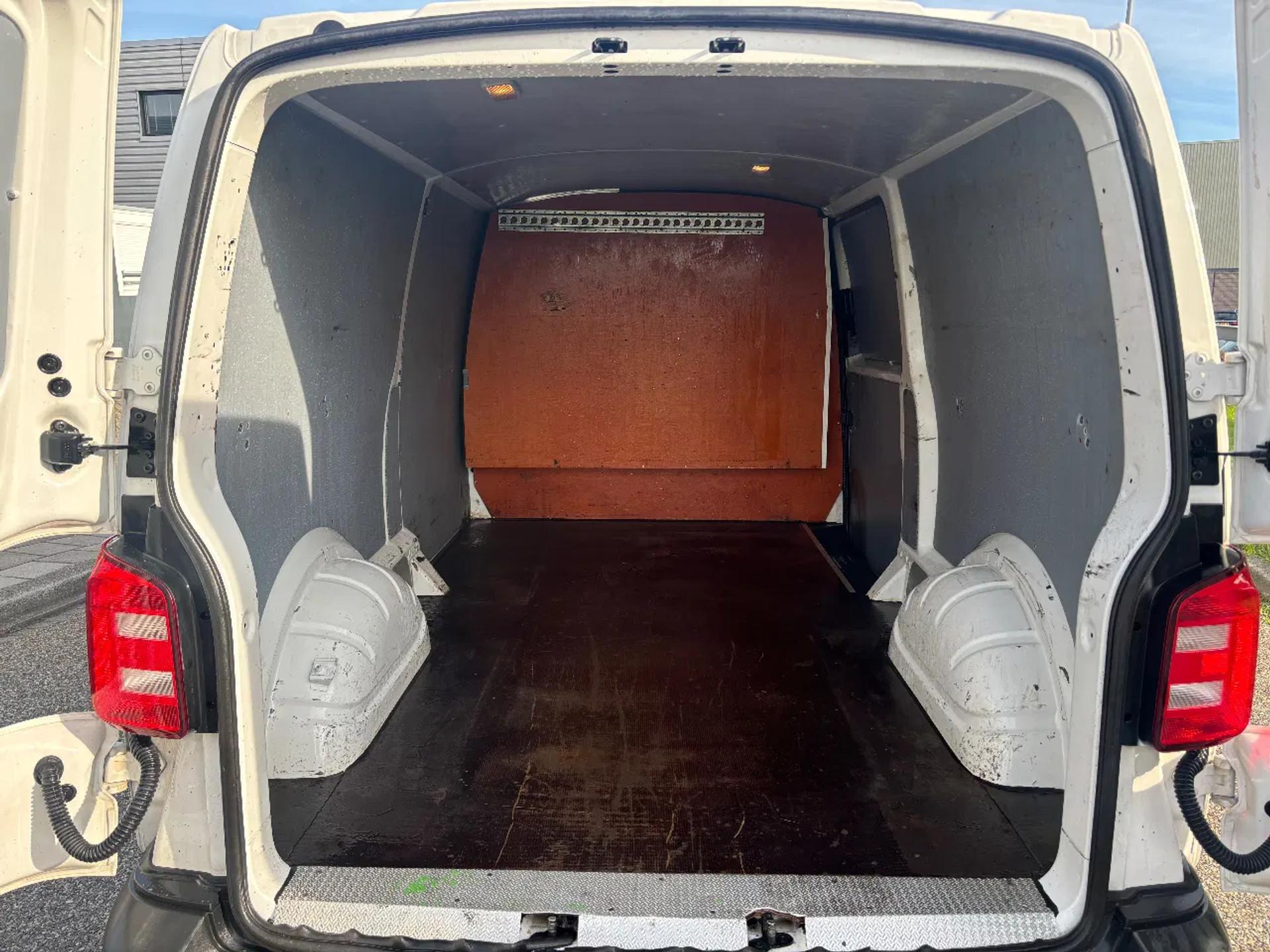 Foto 7 van Volkswagen 2.0TDI L2H1 Airco Navi Cruisecontrol Trekhaak EURO 6