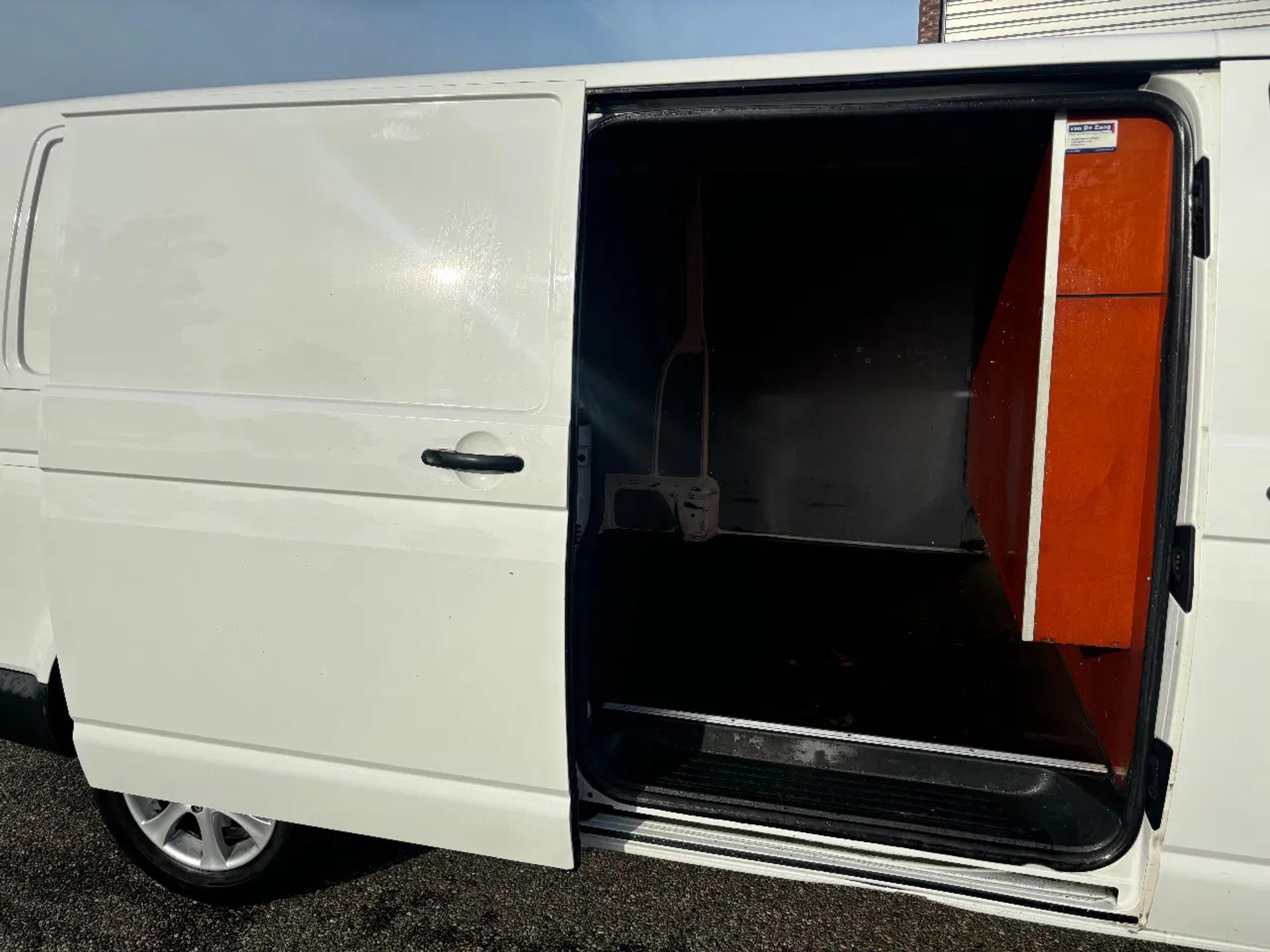Foto 8 van Volkswagen 2.0TDI L2H1 Airco Navi Cruisecontrol Trekhaak EURO 6